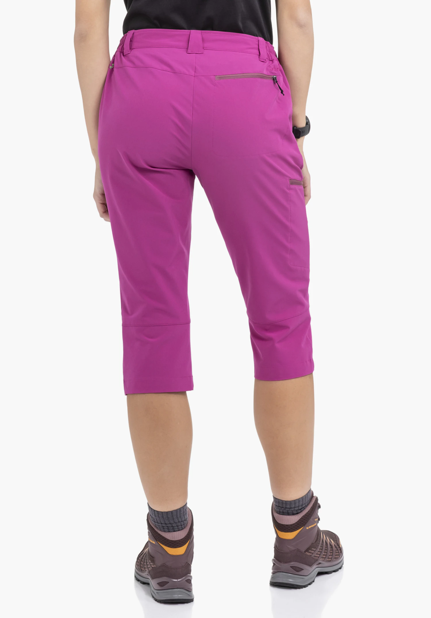 Pants Style Chavuma WMN in der Rückenansicht, die pinke Dreiviertelhose mit Reißverschlusstasche und sichtbarem Schöffel-Logo vor einem neutralen Hintergrund.