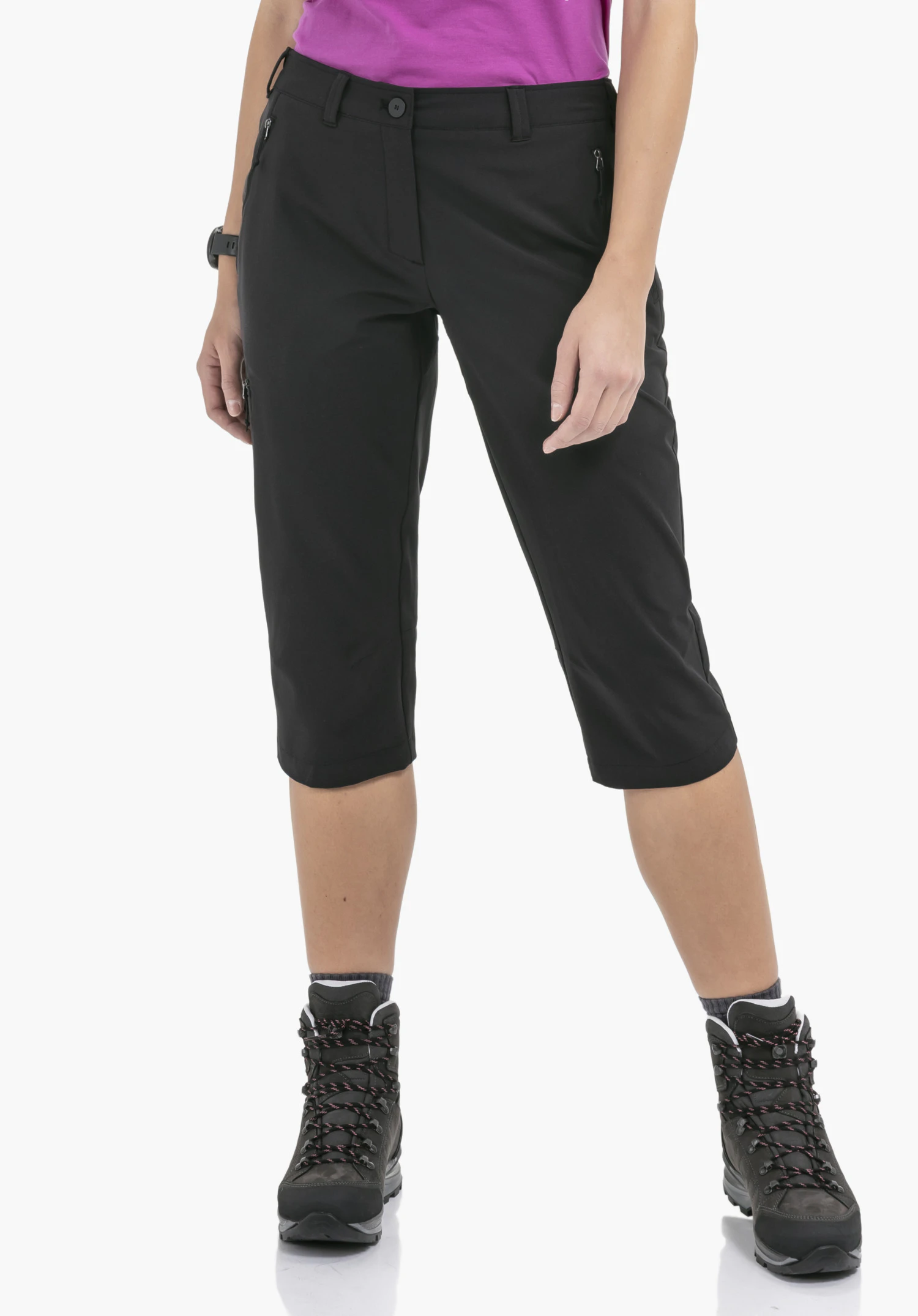 Pants Style Chavuma WMN on a model standing frontally wearing the black 3/4 trousers, presented against a neutral background.