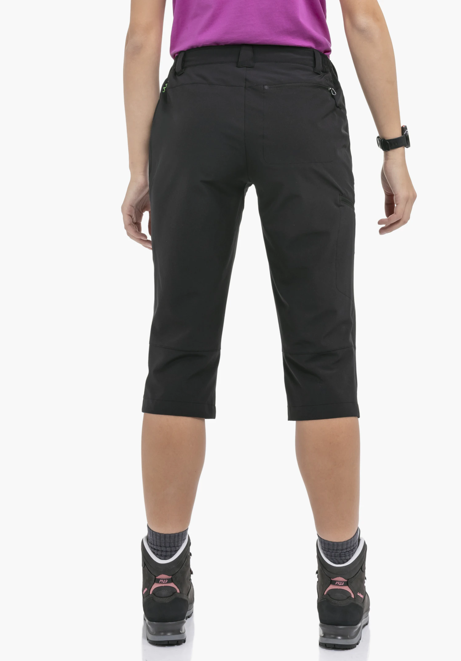 Pants Style Chavuma WMN in der Rückenansicht in der Farbe schwarz vor einem neutralen Hintergrund mit sichtbarem Schöffel-Logo am Bund.
