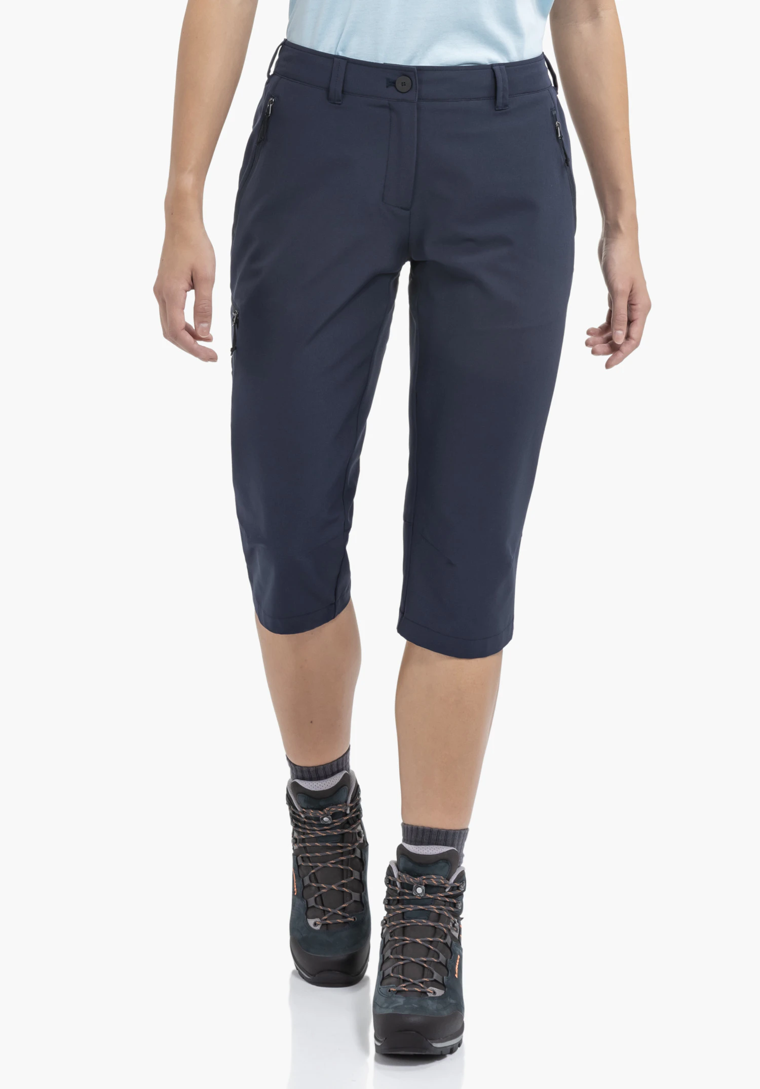 Pants Style Chavuma WMN on a model standing frontally and wearing the blue 3/4-length trousers, against a neutral background.