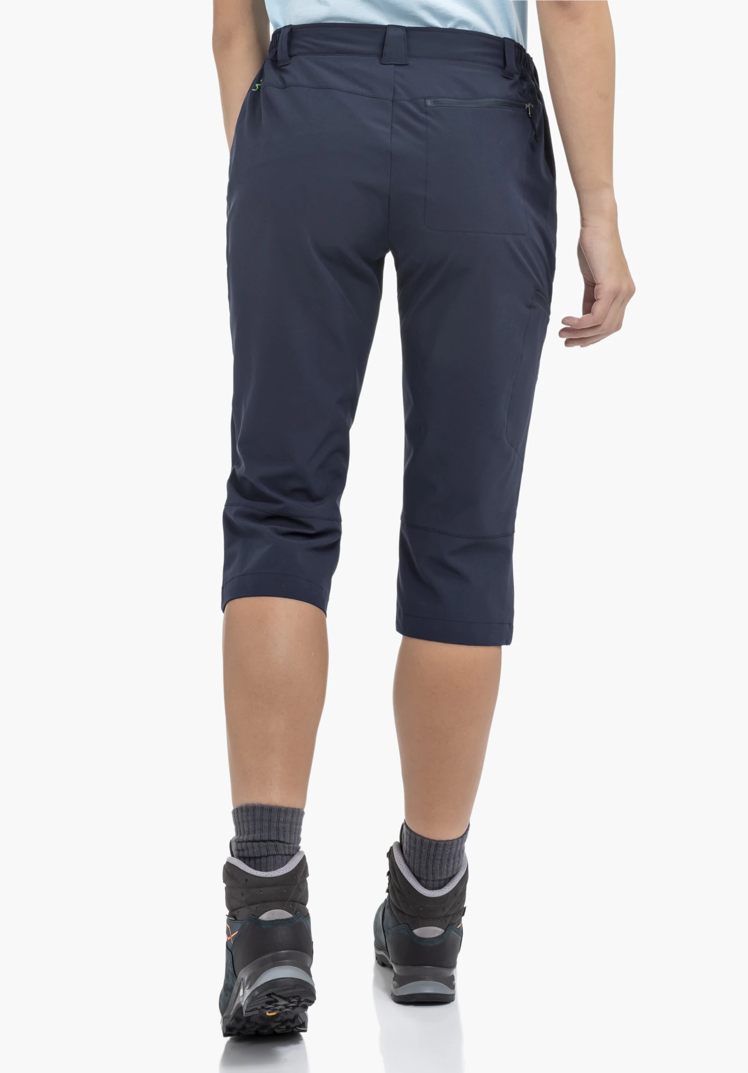 Pants Style Chavuma WMN zeigt sich in einer Rückenansicht in der Farbe Blau an einem Model vor einem neutralen Hintergrund.