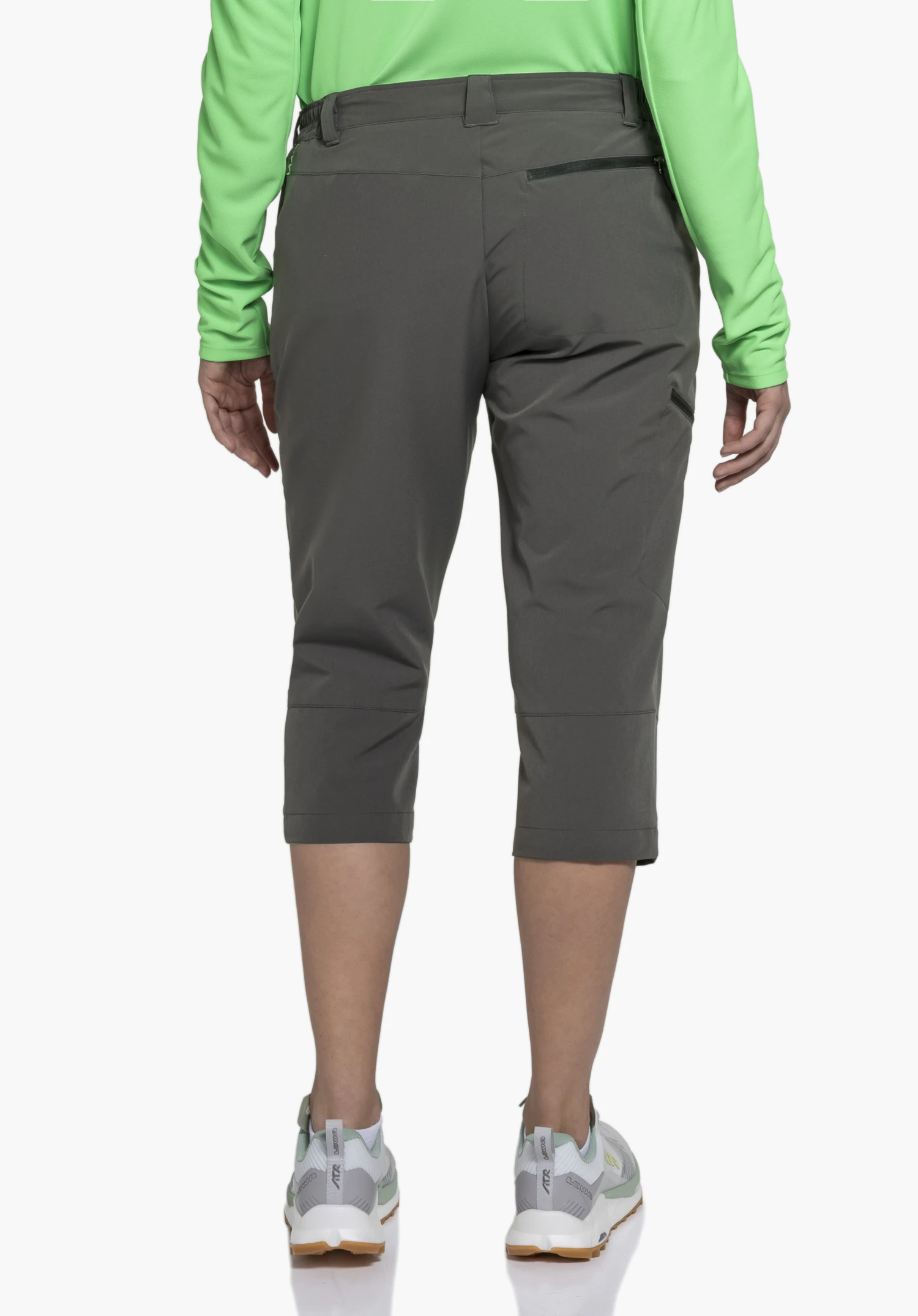 Pants Style Chavuma WMN in Grau in der Rückenansicht an einem Model vor einem neutralen Hintergrund.