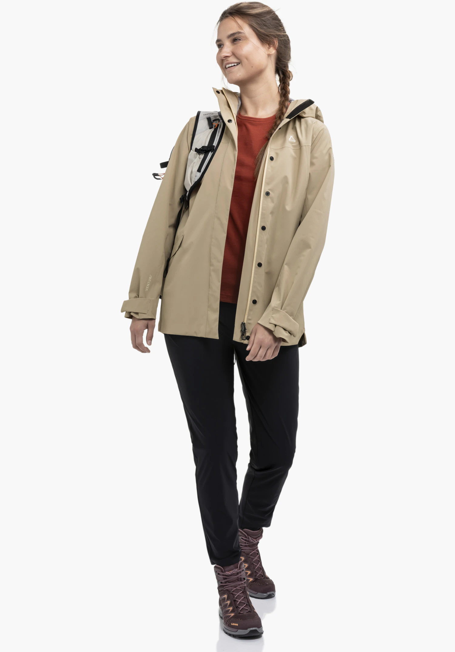 CIRC Jacket Style Smue WMN, im Detail zeigt sich das glatte beige Gewebe im Brustbereich mit dem Schöffel-Logo und der Frontleiste mit dunklen Druckknöpfen, Nahaufnahme vor weißem/neutralem Hintergrund.