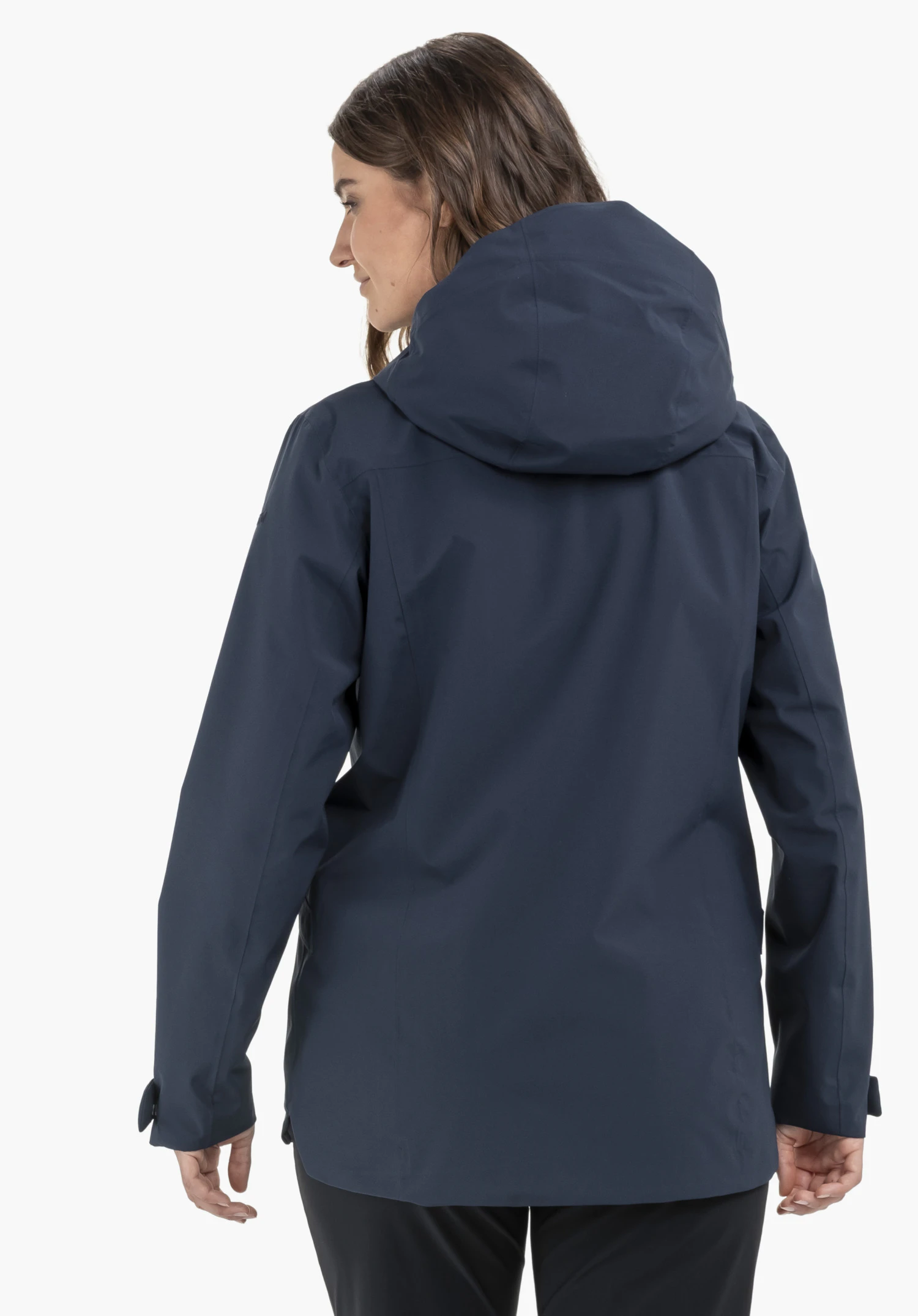 CIRC Jacket Style Smue WMN in Blau in der Rückenansicht an einem Model vor neutralem Hintergrund mit sichtbarem Schöffel-Logo auf dem Oberarm.