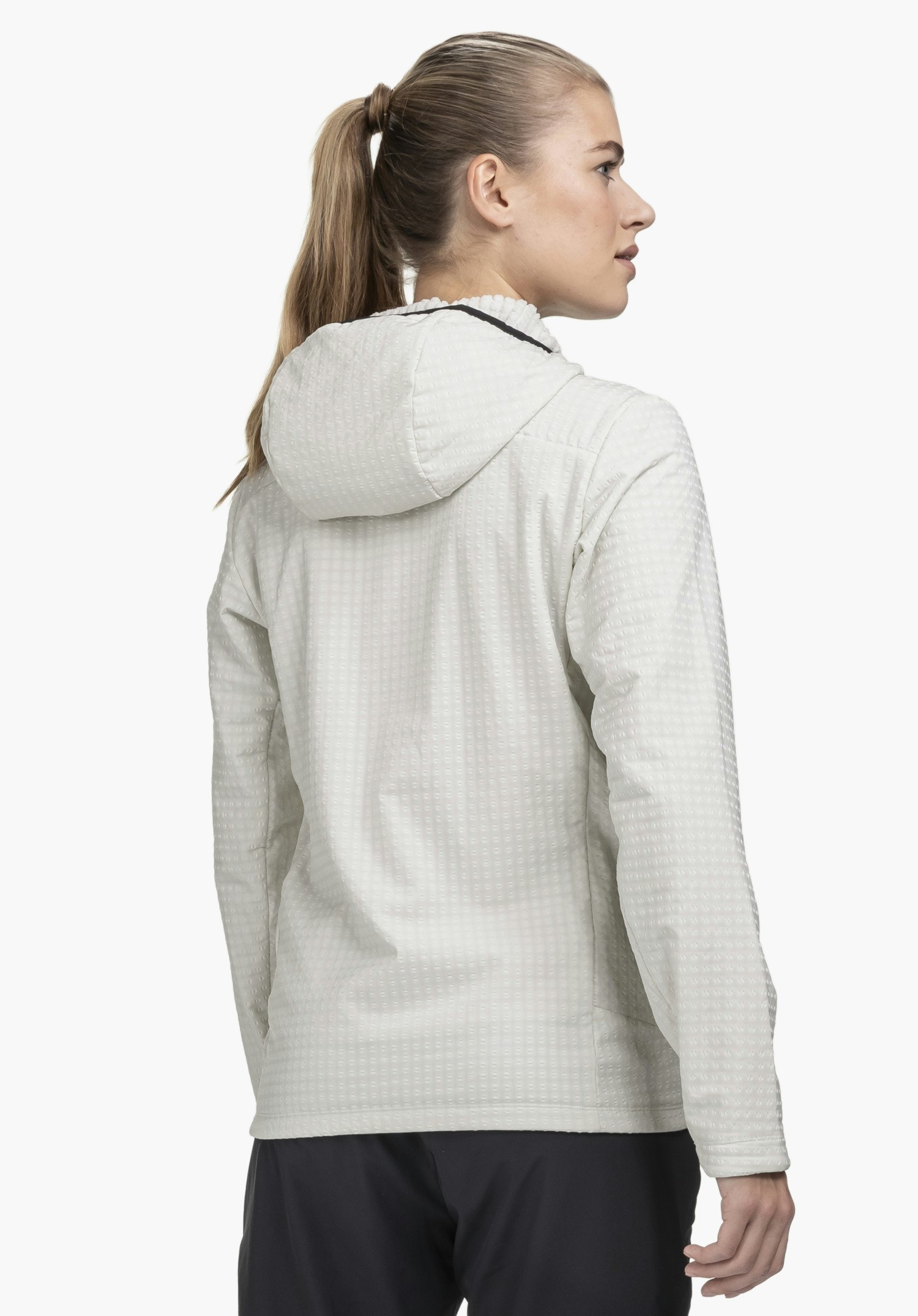 Fleece Hoody Style Enixa WMN in der Farbe natur, gezeigt in der Rückenansicht an einem Model vor einem neutralen Hintergrund.