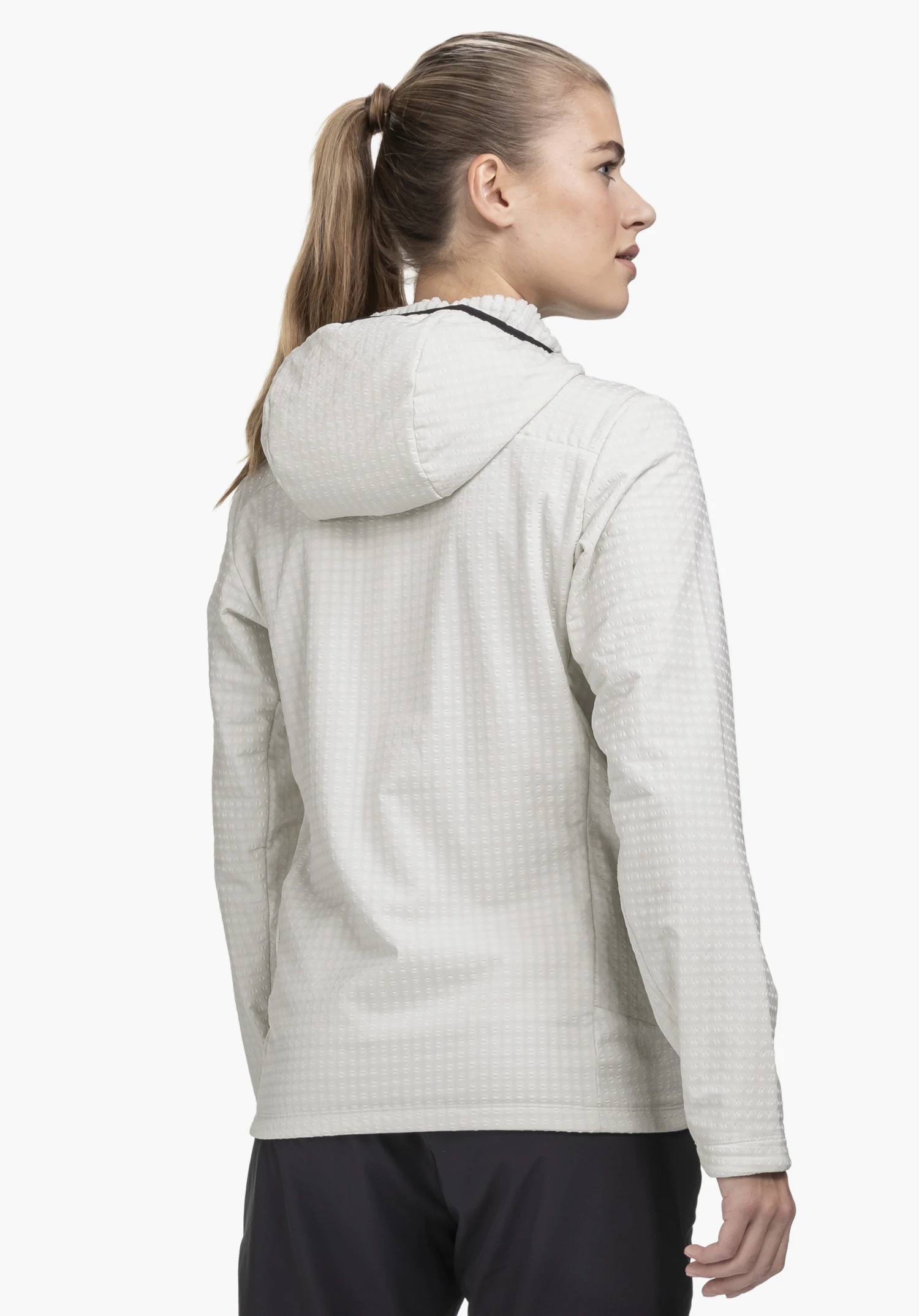 Fleece Hoody Style Enixa WMN in der Farbe natur, gezeigt in der Rückenansicht an einem Model vor einem neutralen Hintergrund.