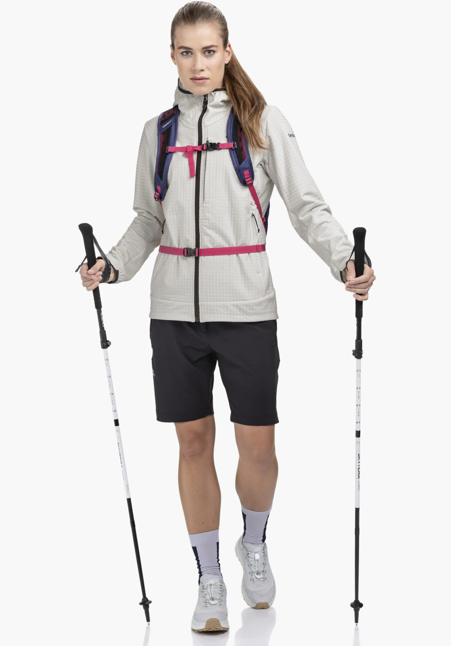 Fleece Hoody Style Enixa WMN zeigt die feine Gitterstruktur des Fleecestoffs in der Farbe natur, kombiniert mit einem markanten schwarzen Frontreißverschluss und dem Schöffel-Logo auf dem linken Ärmel, als Nahaufnahme vor weißem Hintergrund.