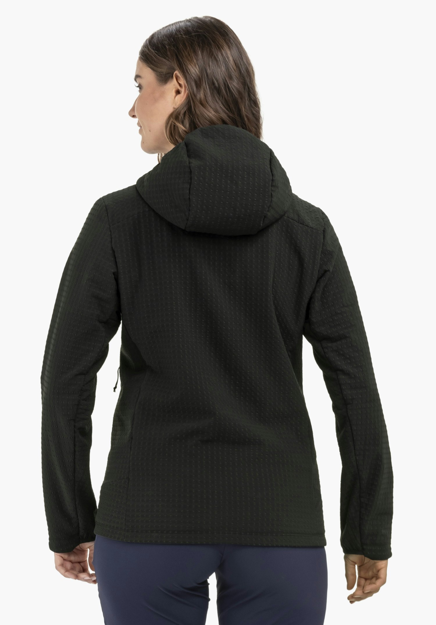 Fleece Hoody Style Enixa WMN in Schwarz in der Rückenansicht an einem Model vor neutralem Hintergrund.