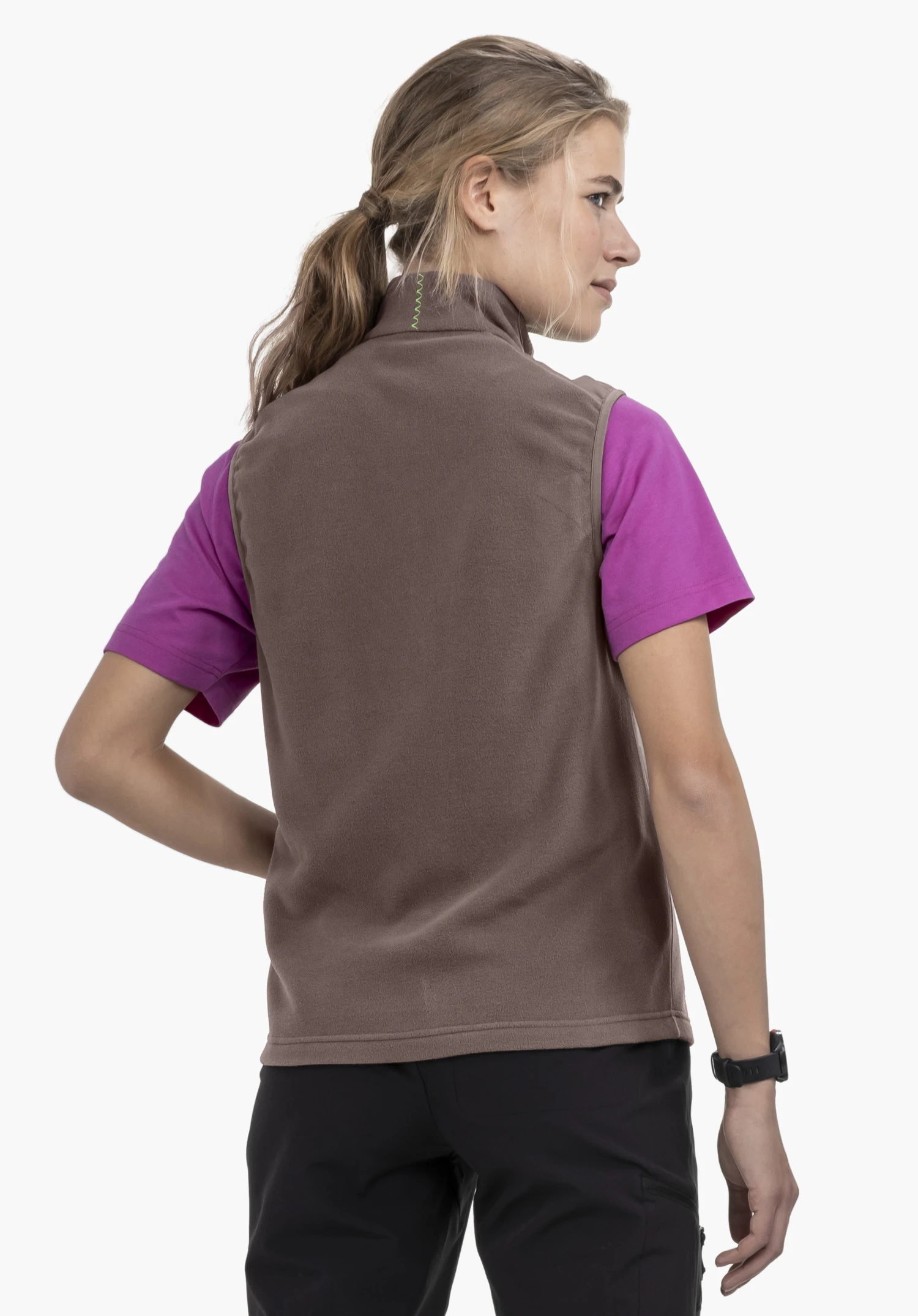 Fleece Vt Style Ash WMN in brown, back view on a model against a neutral background.