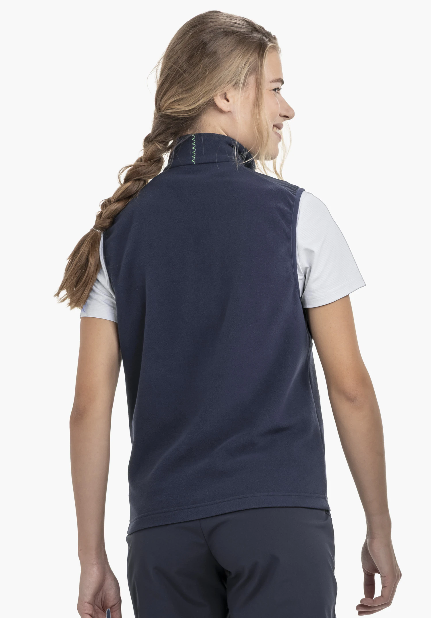 Fleece Vt Style Ash WMN. Het model toont het blauwe fleecevest in een rugaanzicht tegen een neutrale achtergrond.