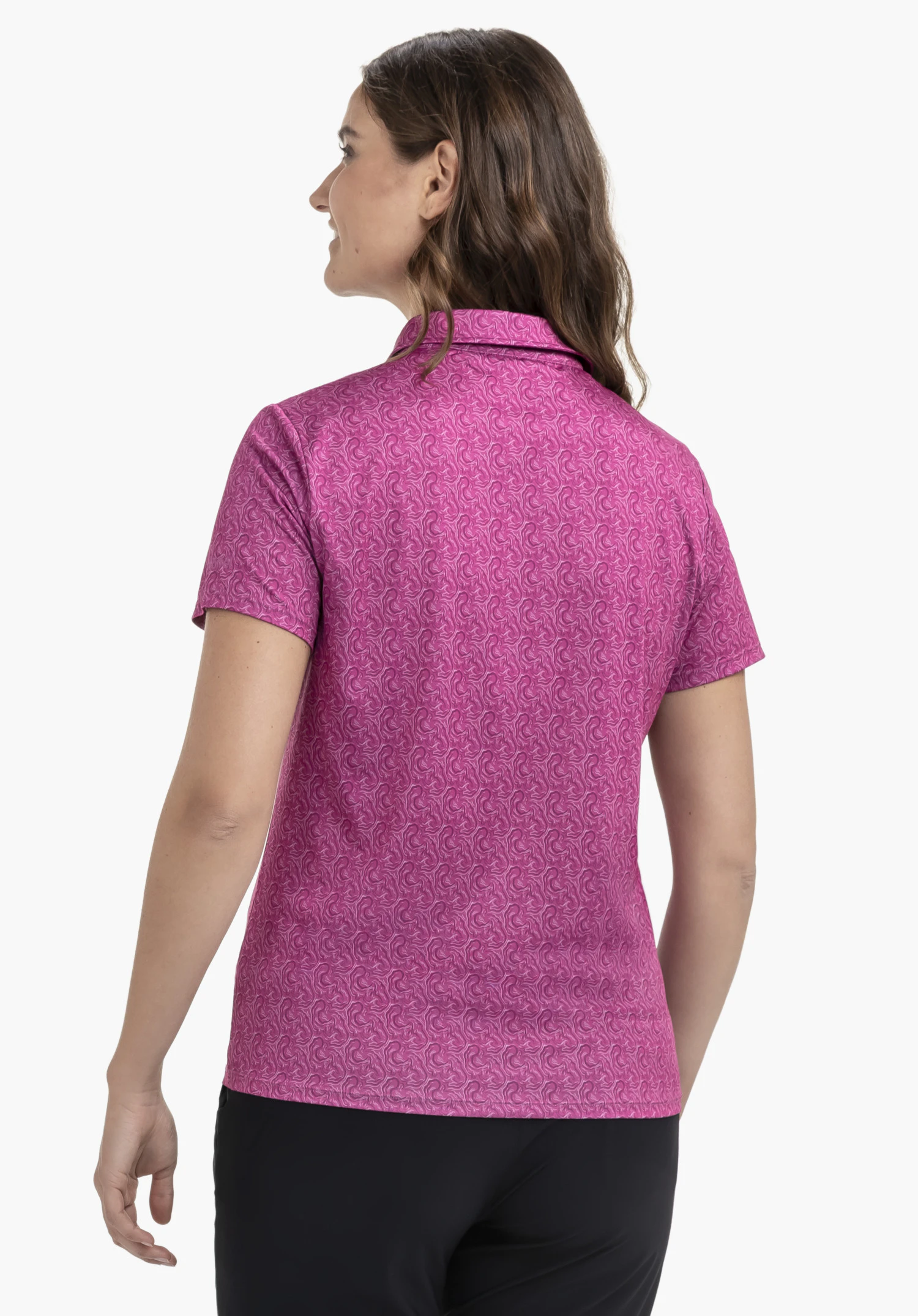 Polo Shirt Style Fraydo WMN in Pink präsentiert in einer eleganten Rückenansicht vor einem neutralen Hintergrund. Das Model steht leicht seitlich gedreht, um das Muster des Shirts perfekt hervorzuheben.