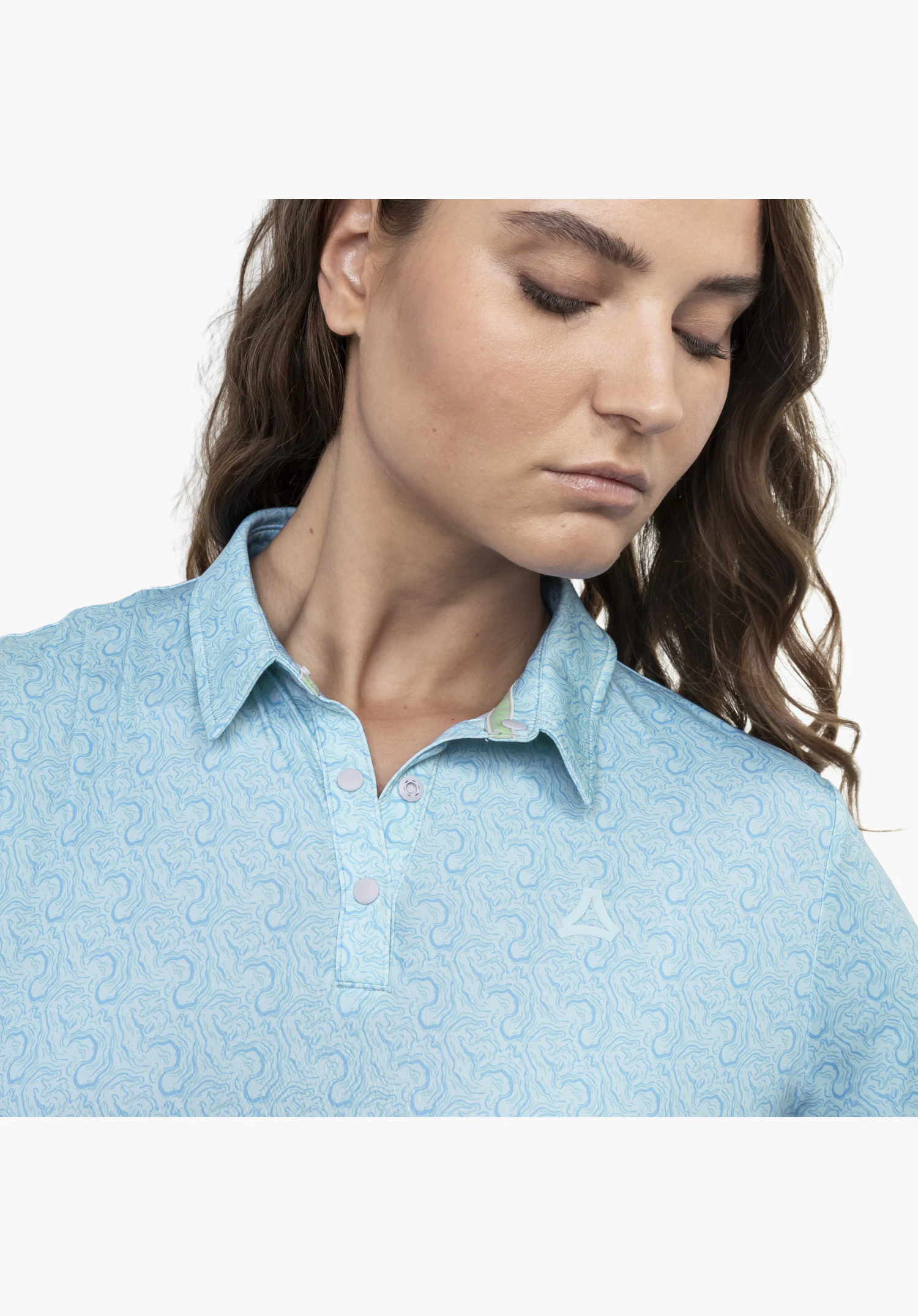Polo Shirt Style Fraydo WMN montre le col polo, la patte de boutonnage et le logo Schöffel sur le tissu bleu à motifs, porté par un mannequin, gros plan sur fond blanc/neutre.