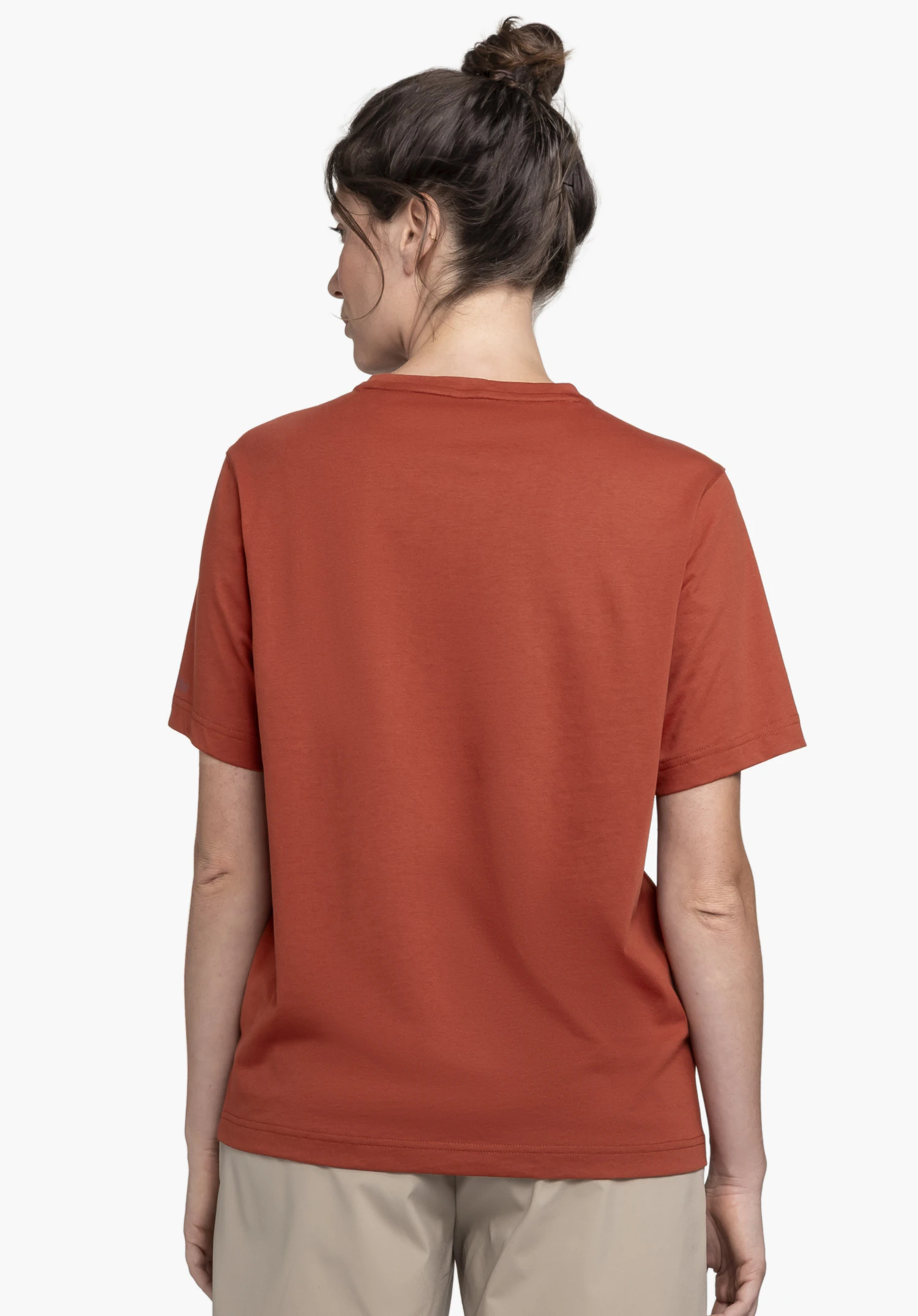 T Shirt Style Elmori WMN in red. The model is seen from the back, standing against a neutral background.