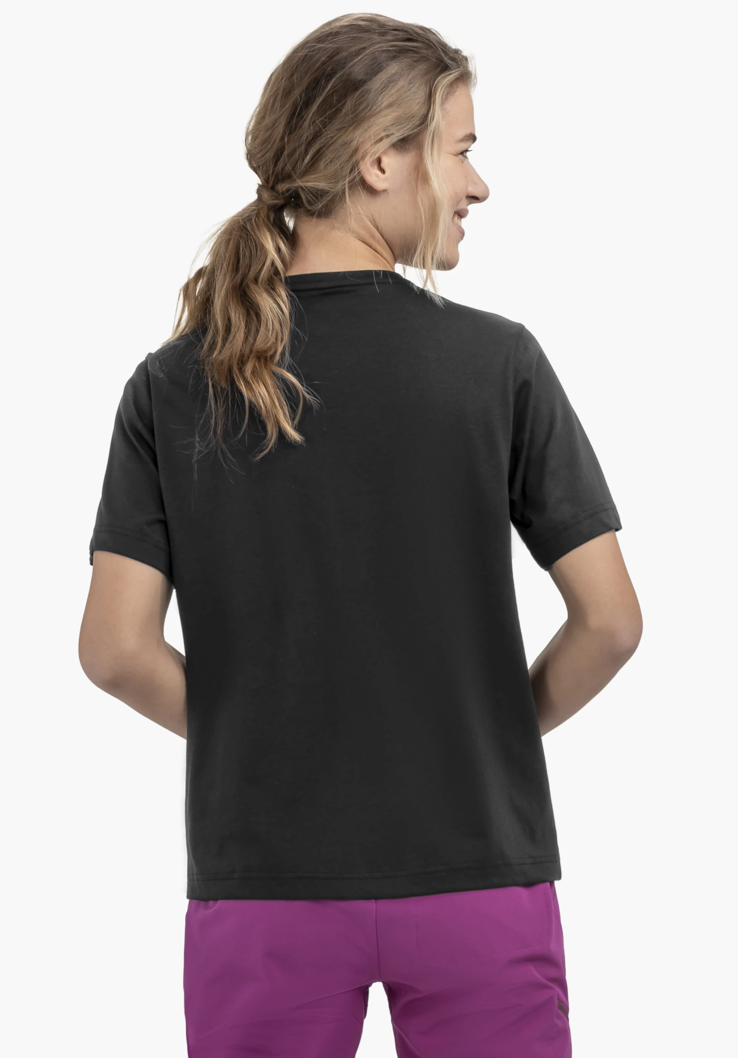 T Shirt Style Elmori WMN is worn by a model in a back view. The black short-sleeved shirt is presented against a neutral background.