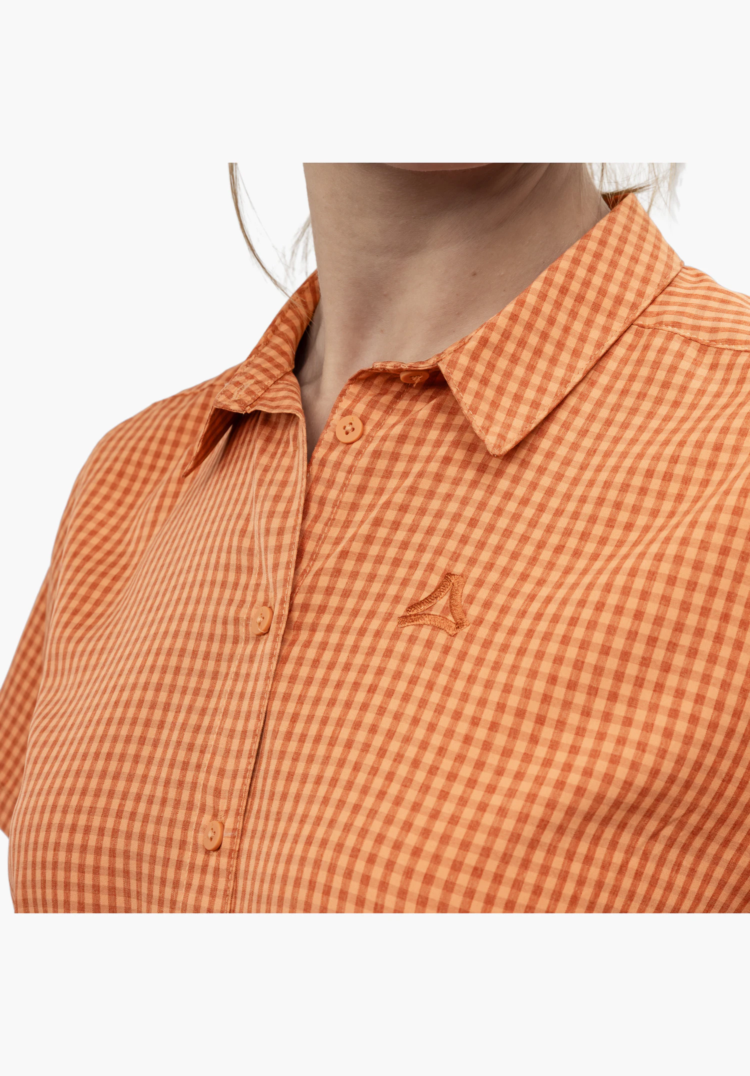 CIRC Blouse Style Dalfoss WMN présente le logo Schöffel discrètement brodé sur le tissu à carreaux orange, ainsi que le col et la patte de boutonnage avec des boutons assortis, gros plan sur fond blanc/neutre.
