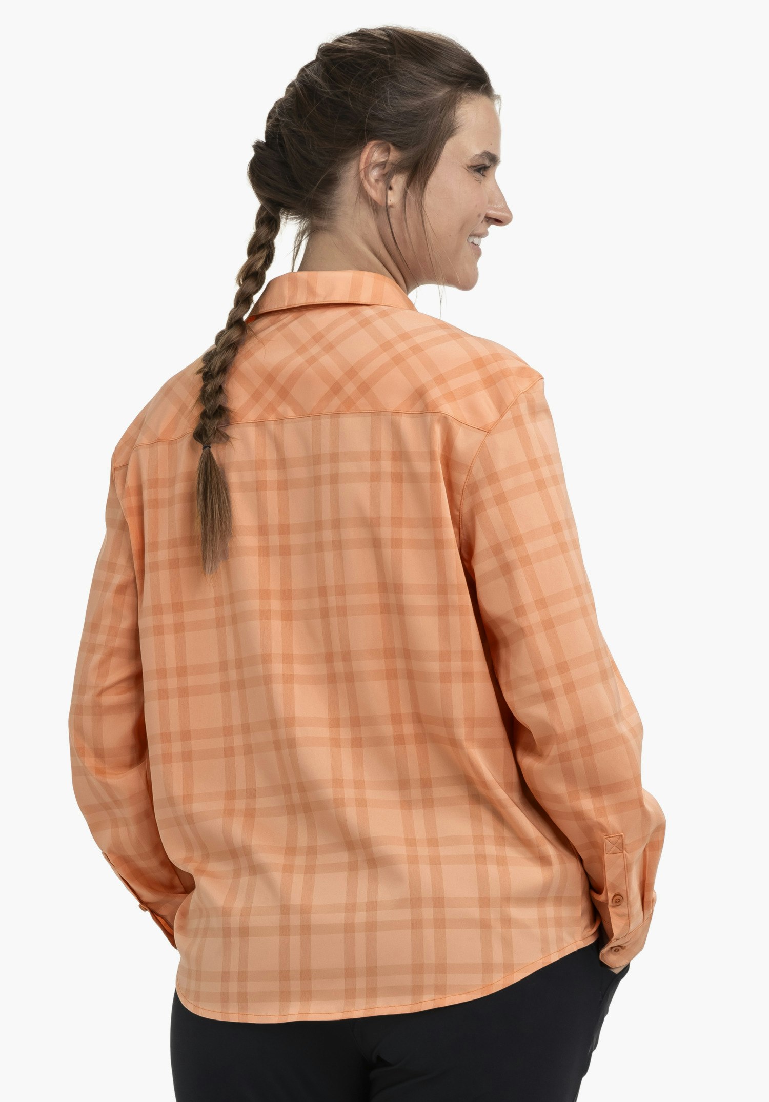 Blouse Style Fraris WMN : Le mannequin présente la blouse en orange vue de dos sur un fond neutre, mettant en valeur sa coupe classique et sa finition de haute qualité.