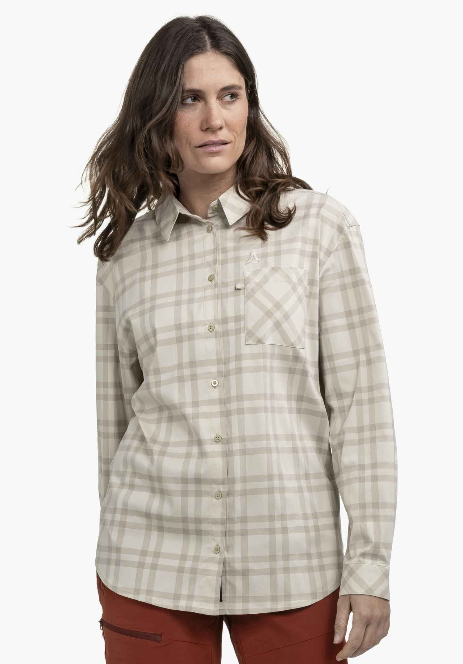 Blouse Style Fraris WMN en beige sur un mannequin se tenant de face et regardant légèrement de côté. Le chemisier à manches longues et à carreaux présente une poche poitrine surmontée d'un discret Schöffel-Logo, photographié sur un fond neutre.