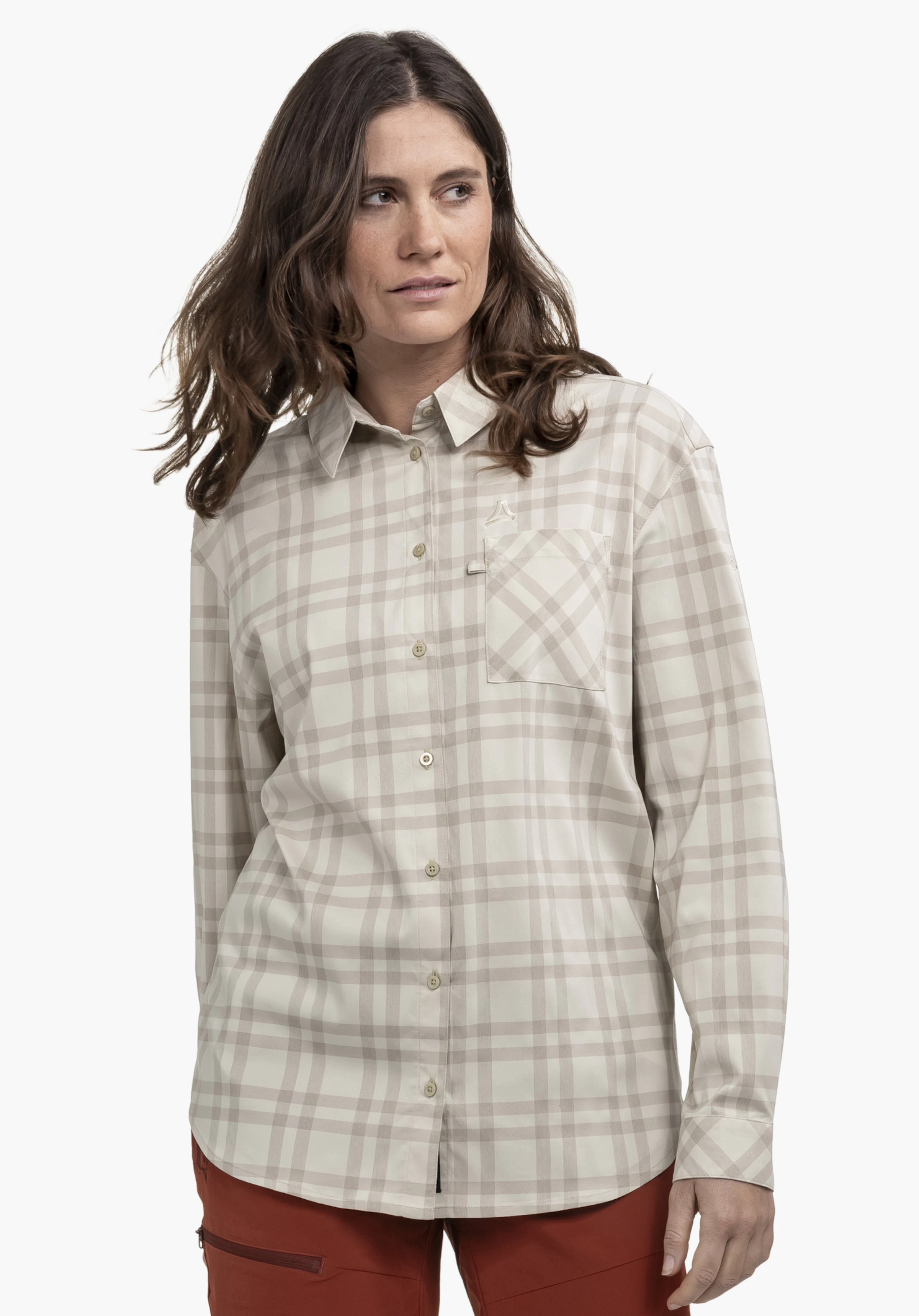 Blouse Style Fraris WMN en beige sur un mannequin se tenant de face et regardant légèrement de côté. Le chemisier à manches longues et à carreaux présente une poche poitrine surmontée d'un discret Schöffel-Logo, photographié sur un fond neutre.
