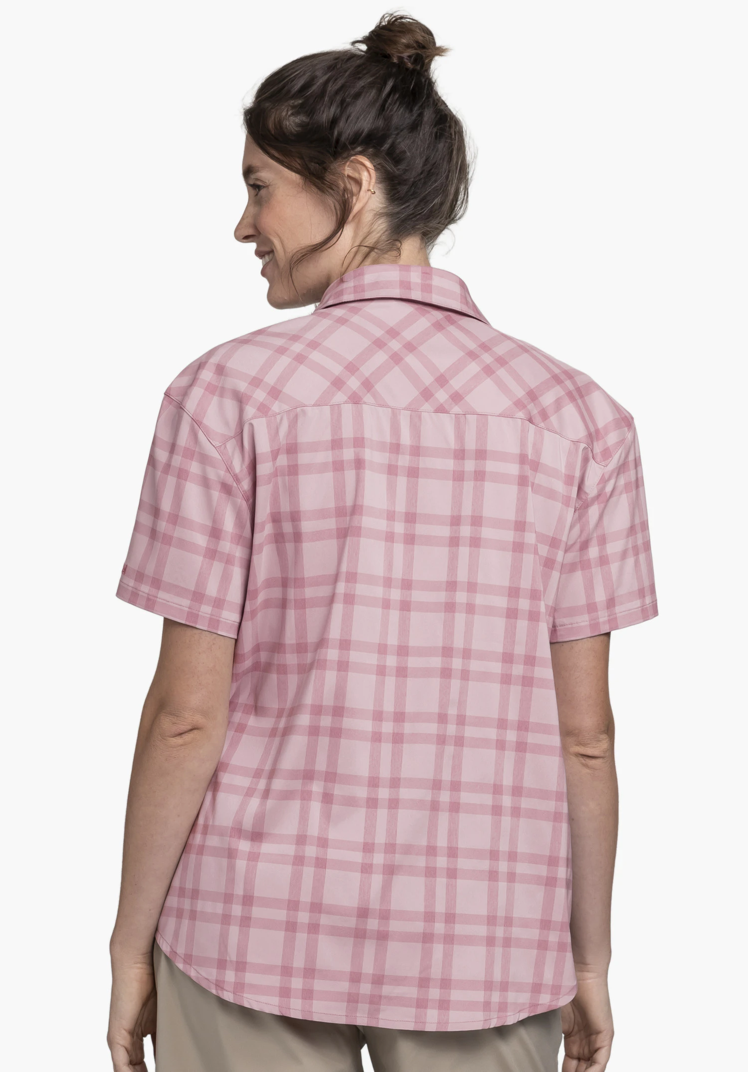 Blouse Style Frolya WMN. Ein Model zeigt die kurzärmlige karierte Bluse in der Farbe Rosa in der Rückenansicht vor einem neutralen Hintergrund.