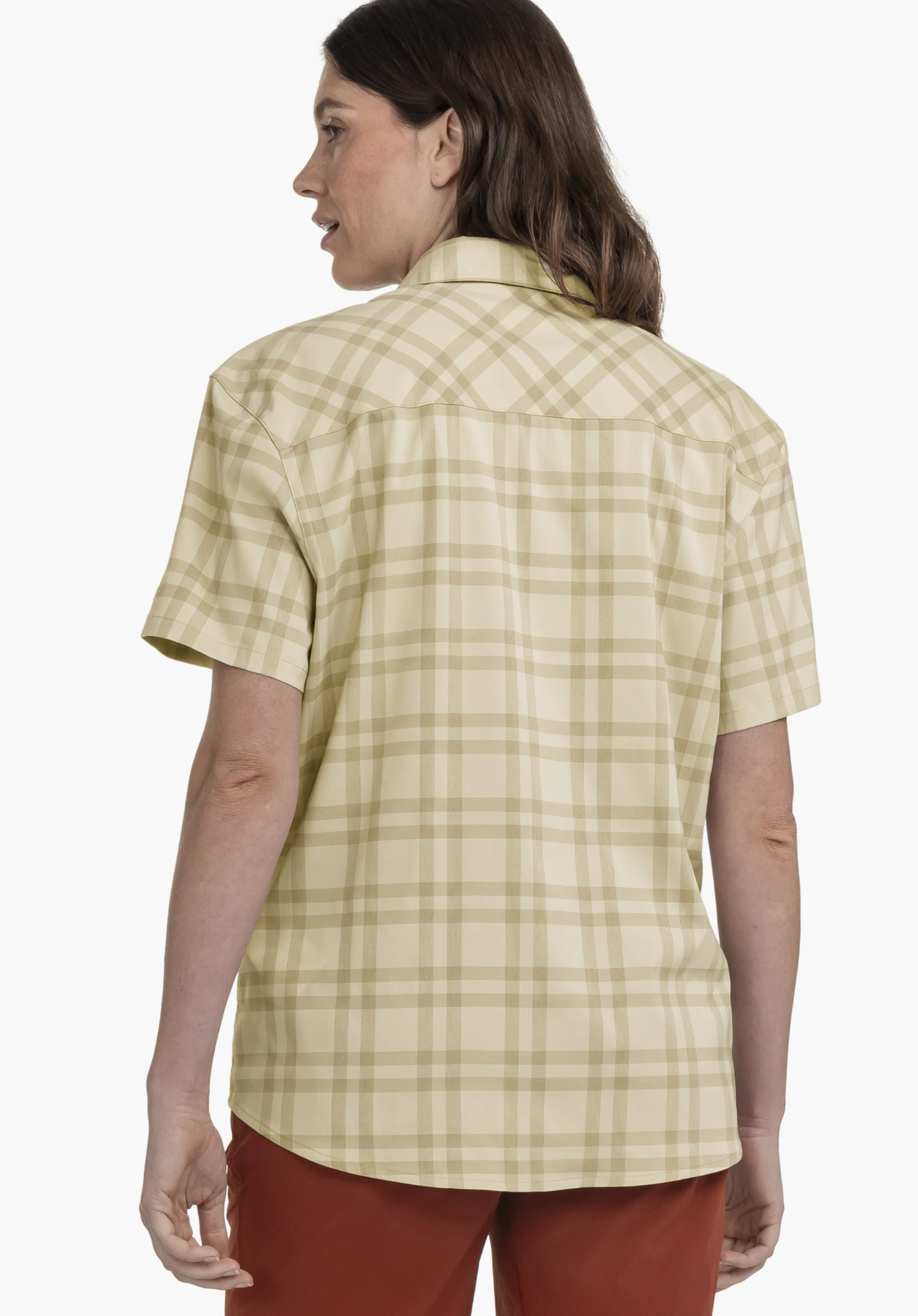 Blouse Style Frolya WMN getragen von einem Model in Rückenansicht. Das Model präsentiert die karierte, beigefarbene Kurzarmbluse in Kombination mit einer rostbraunen Hose vor einem neutralen Hintergrund.
