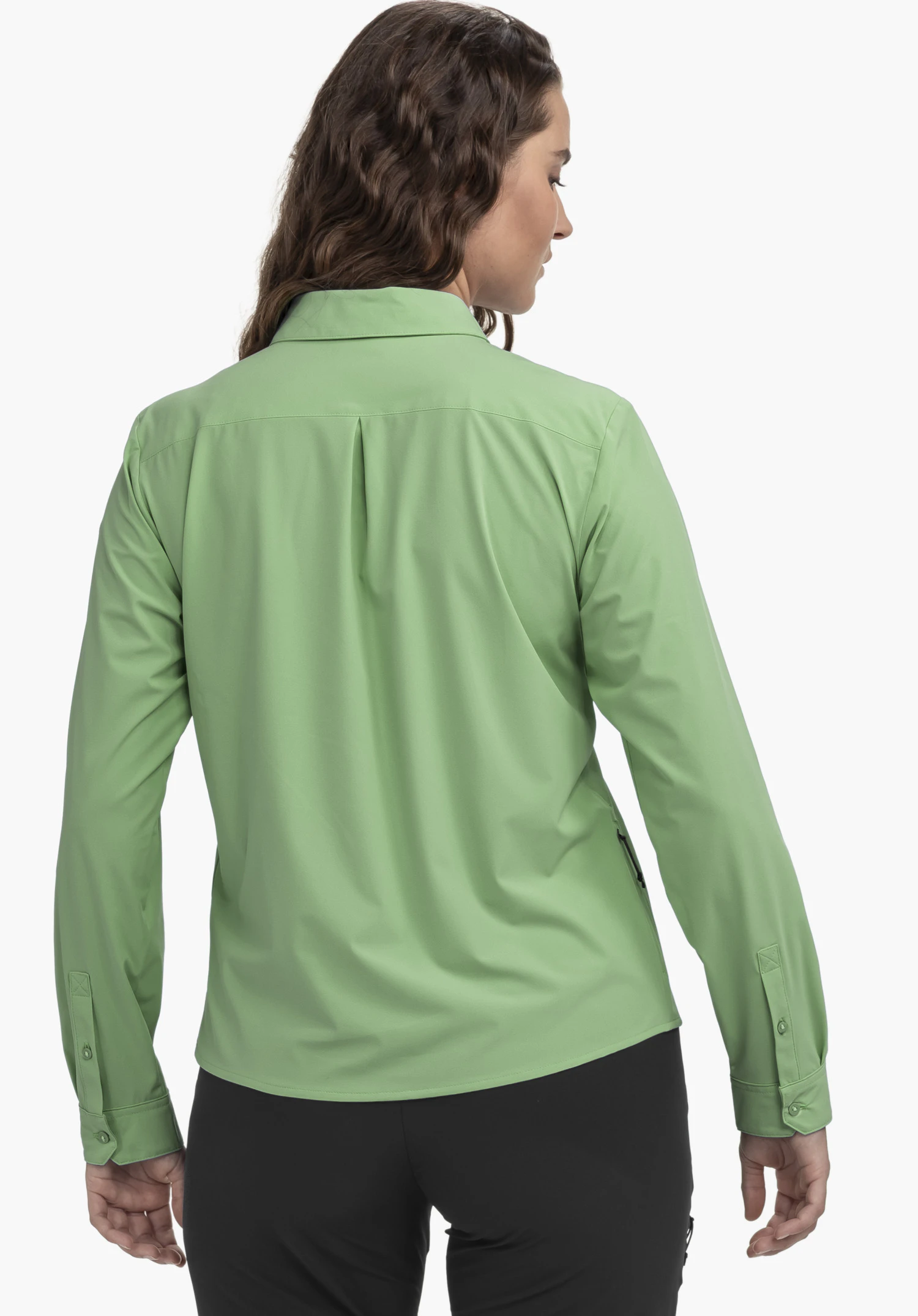 Blouse Style Dunajec WMN in Grün. Das Model steht in der Rückenansicht vor einem neutralen Hintergrund und präsentiert die Passform der langärmligen Bluse mit klassischer Rückenfalte.