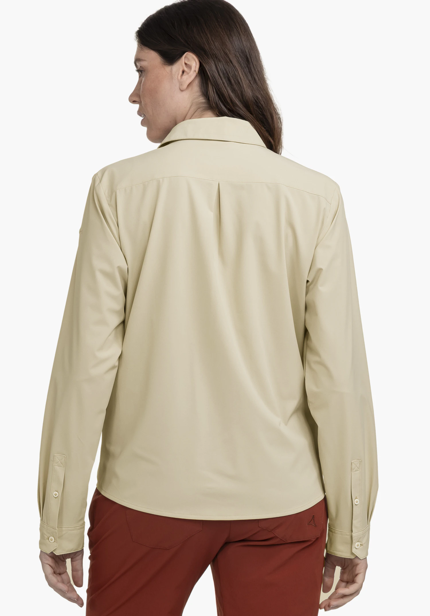 Blouse Style Dunajec WMN en beige, portée par un mannequin de dos sur un fond neutre.