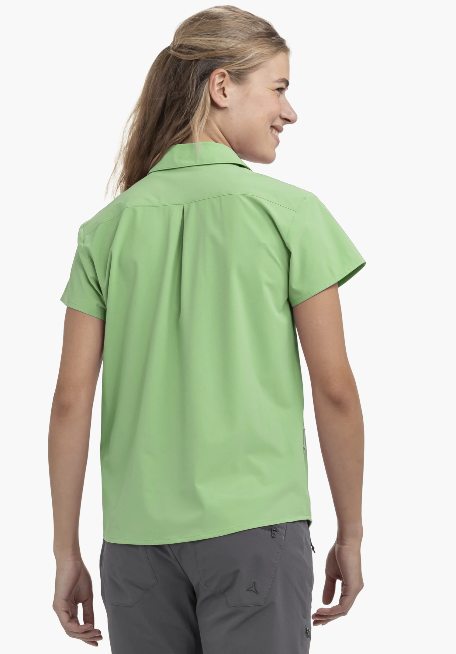 Blouse Style Dooser WMN en vert, vue de dos sur un mannequin devant un fond neutre avec le logo Schöffel visible.