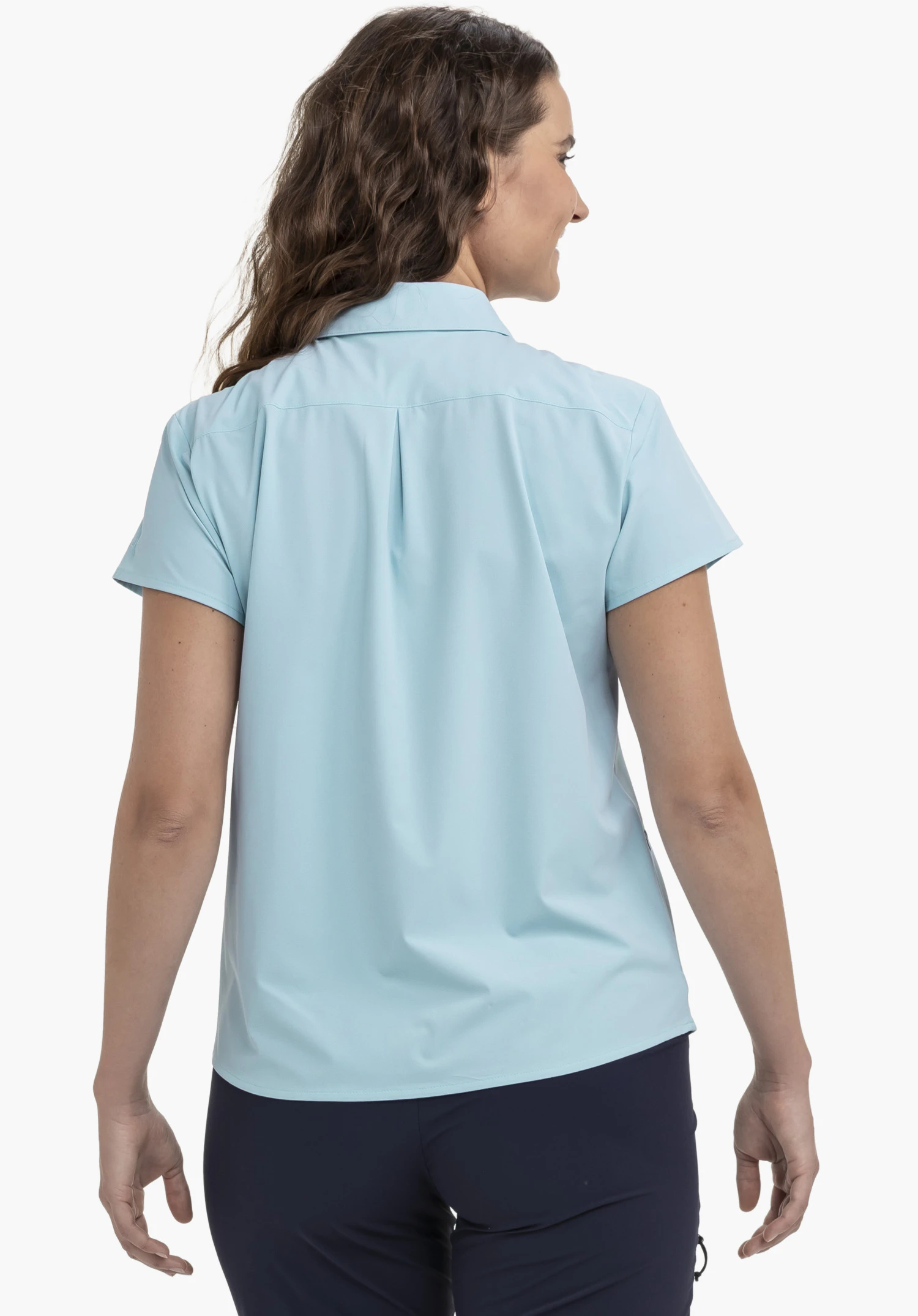 Blouse Style Dooser WMN in der Farbe Blau. Das Model präsentiert die kurzärmlige Bluse in der Rückenansicht und blickt leicht zur Seite, aufgenommen vor einem neutralen Hintergrund.