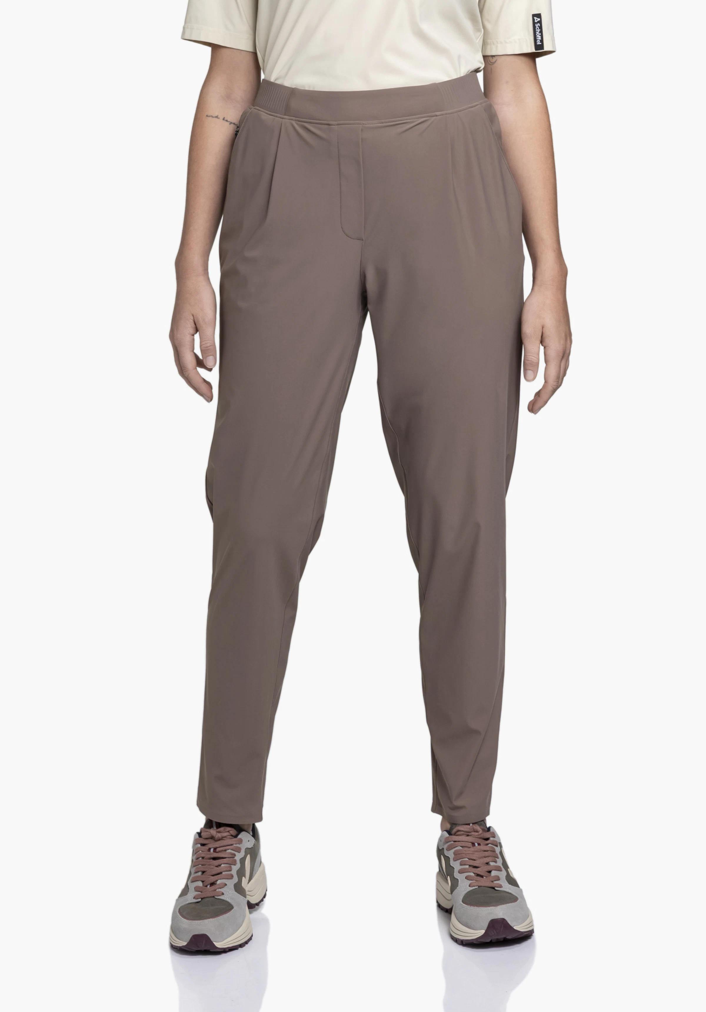 Jersey Pants Style Calmay WMN : Un mannequin se tient de face et porte le pantalon marron sur un fond neutre.