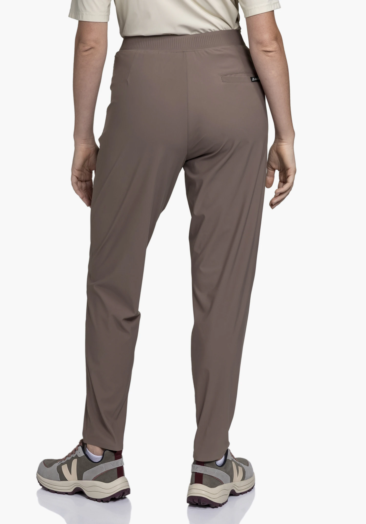 Jersey Pants Style Calmay WMN de couleur marron présentée de dos sur un mannequin sur fond neutre, laissant apparaître le logo Schöffel sur la poche arrière.