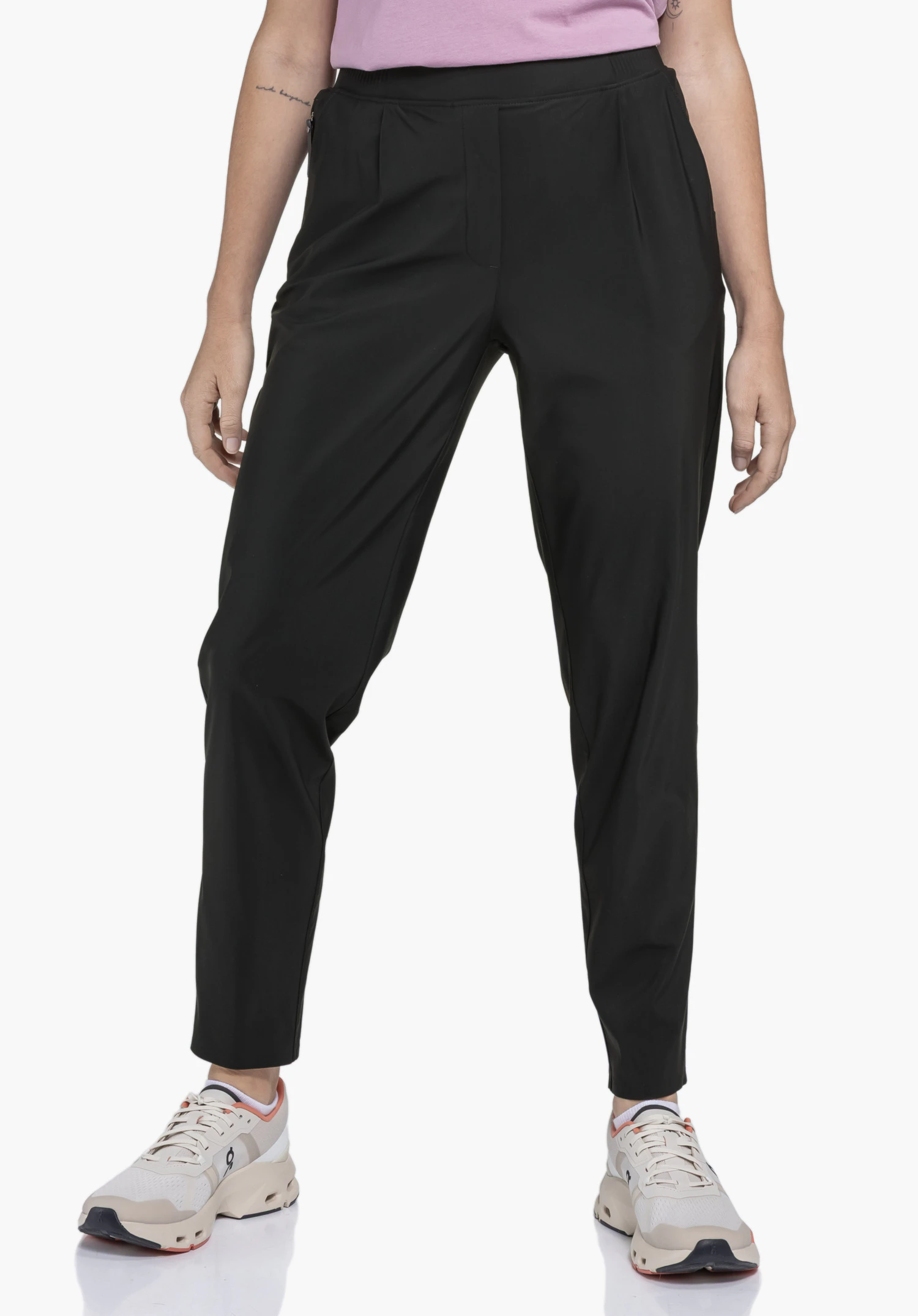 Jersey Pants Style Calmay WMN en noir sur un mannequin. Le mannequin se tient de face devant un fond neutre.