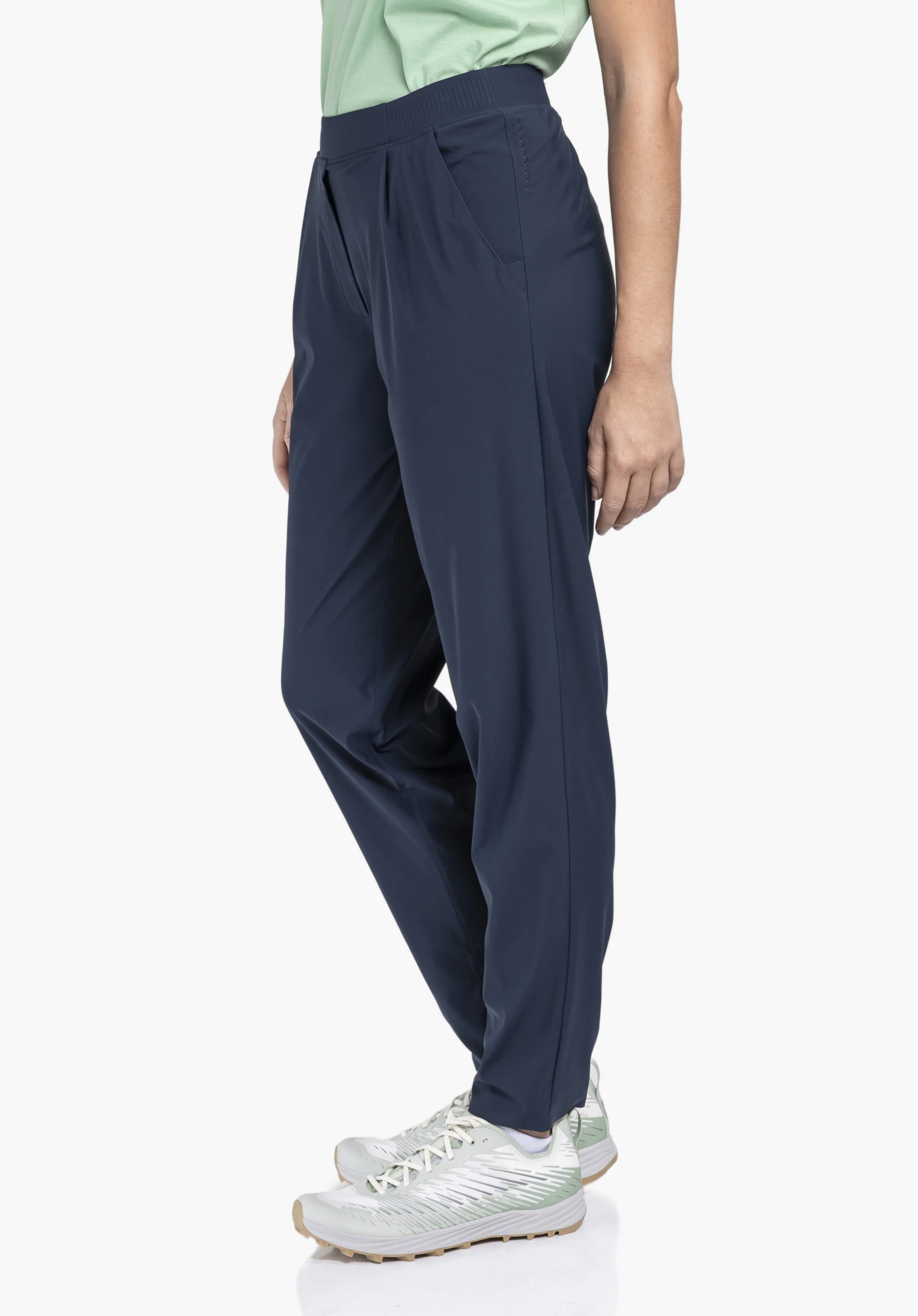 Jersey Pants Style Calmay WMN en bleu : Une vue de côté du mannequin sur un fond neutre, mettant en valeur la coupe moderne du pantalon et son ajustement confortable.