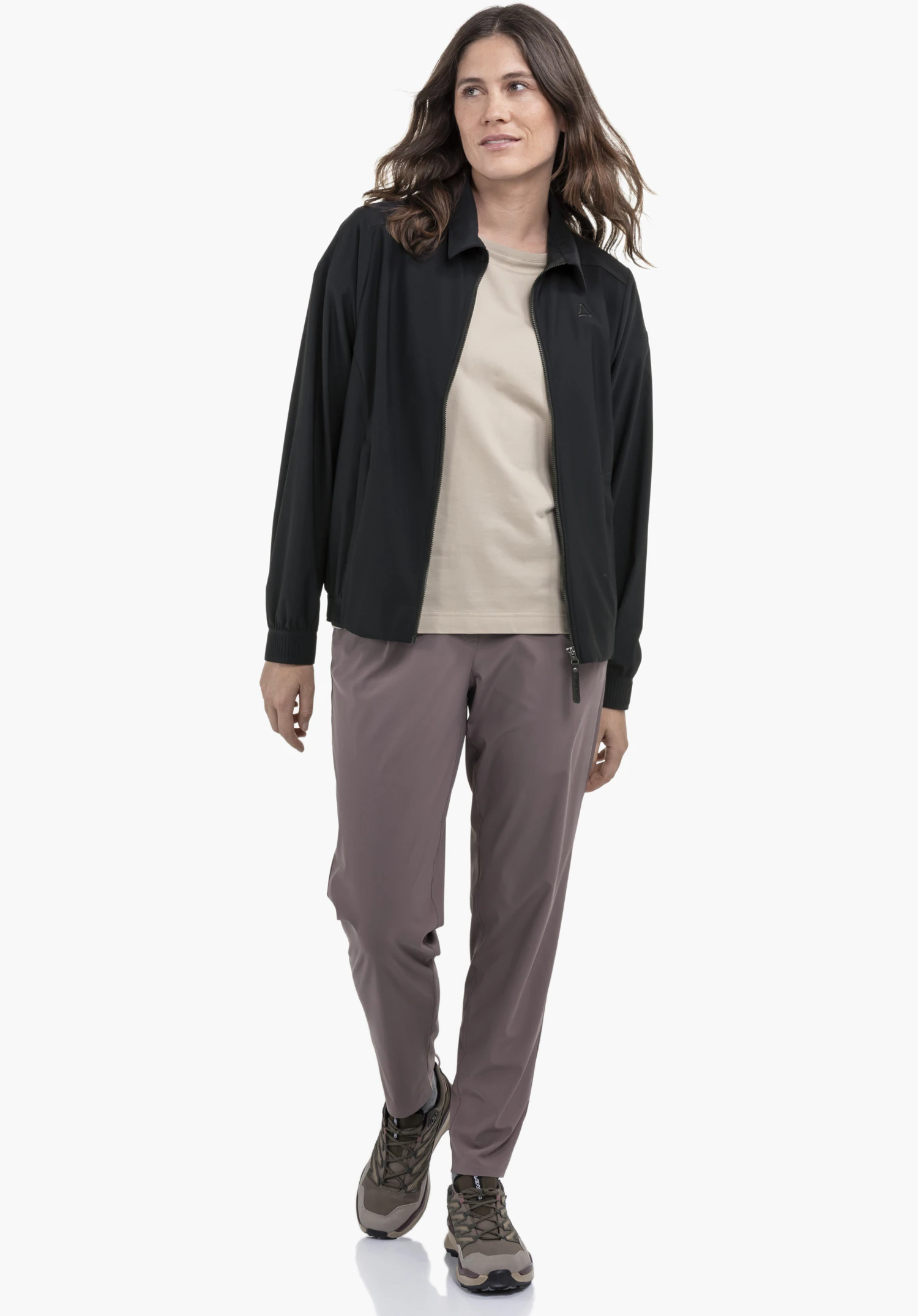 Jersey Jk Style Calmay WMN, vue détaillée du tissu noir et lisse avec le subtil Schöffel-Logo sur la poitrine et la fermeture éclair frontale, gros plan sur fond blanc.