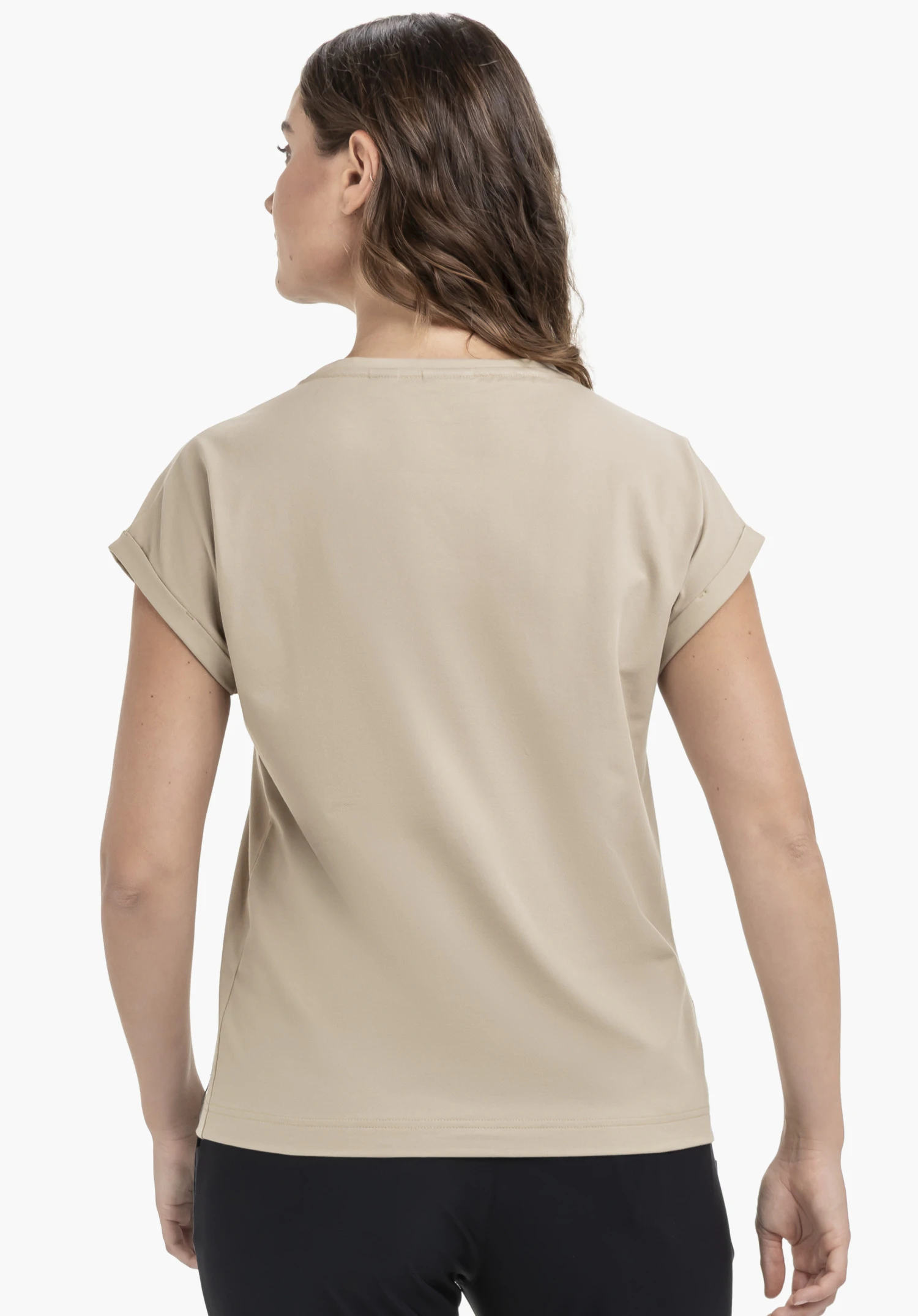 T Shirt Style Serenio WMN in beige. The rear view shows the model against a neutral background. The simple fit highlights the high wearing comfort of the shirt.