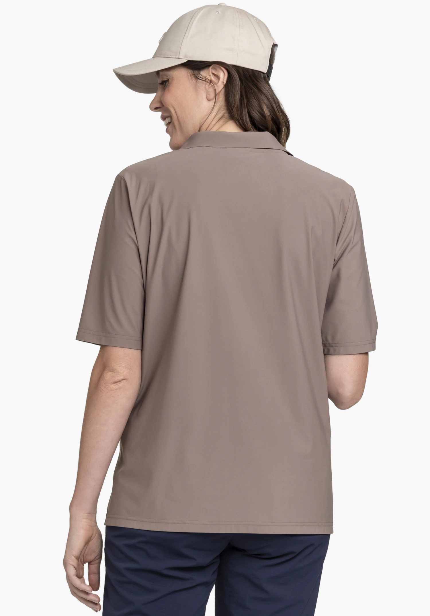Jersey Polo Style Calmay WMN in brown. This back view shows the model wearing a cap against a neutral background, highlighting the clean, modern cut of the polo shirt.
