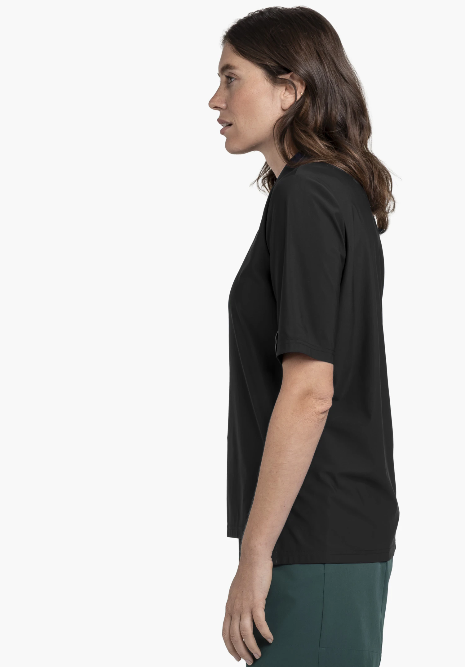 Jersey Polo Style Calmay WMN en noir, porté par un mannequin se tenant de profil devant un fond neutre.
