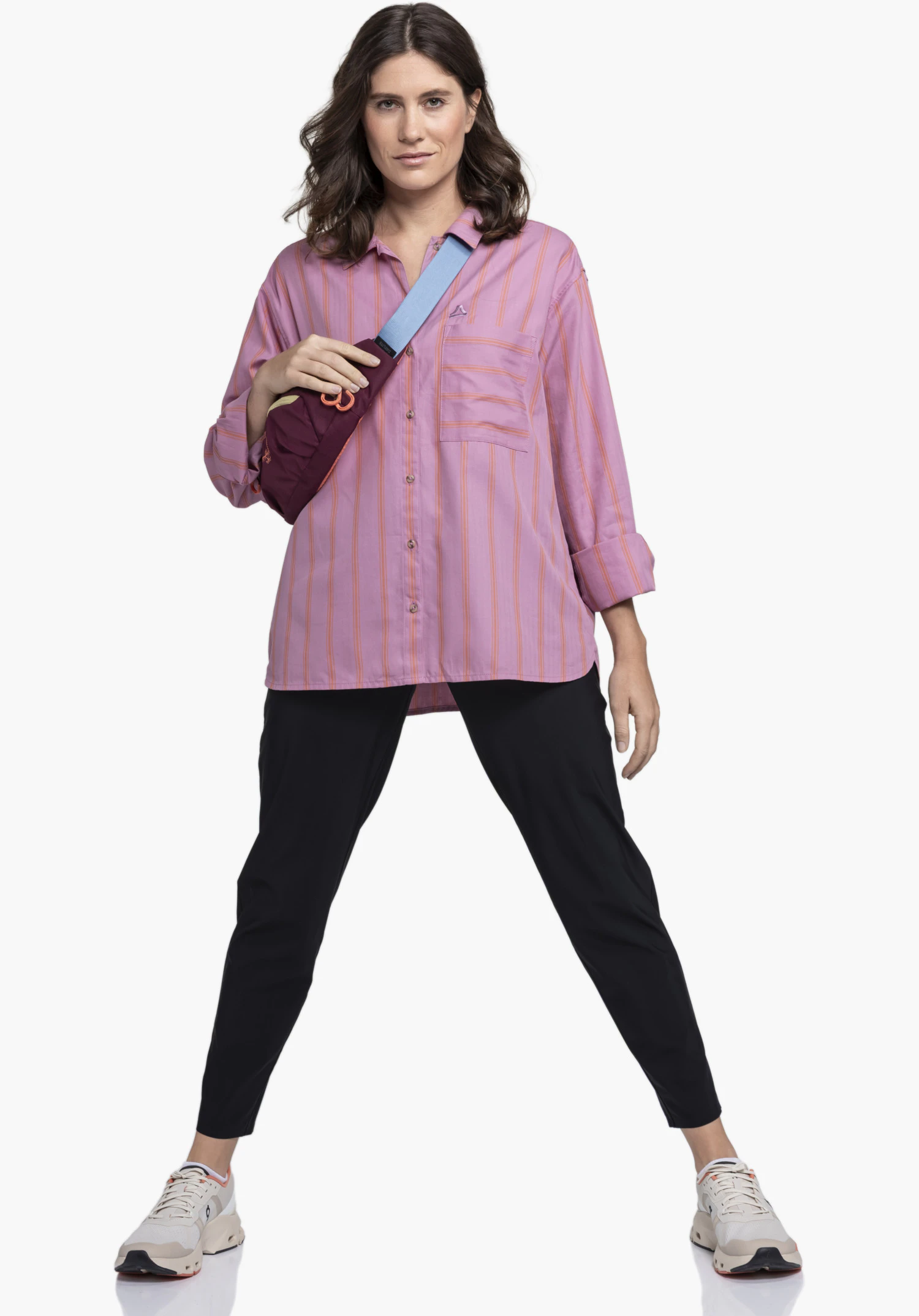 Blouse Style Chanduy WMN, focus sur le tissu à rayures roses, la poche poitrine et le logo Schöffel, gros plan sur fond blanc.