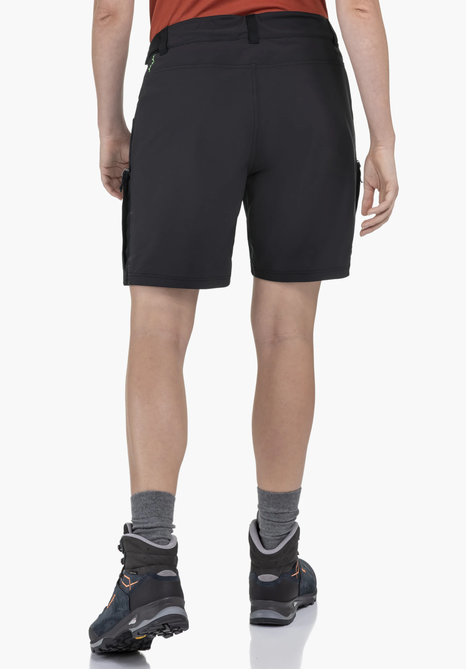 Shorts Style Maghera WMN en noir en vue arrière sur un mannequin devant un fond neutre.