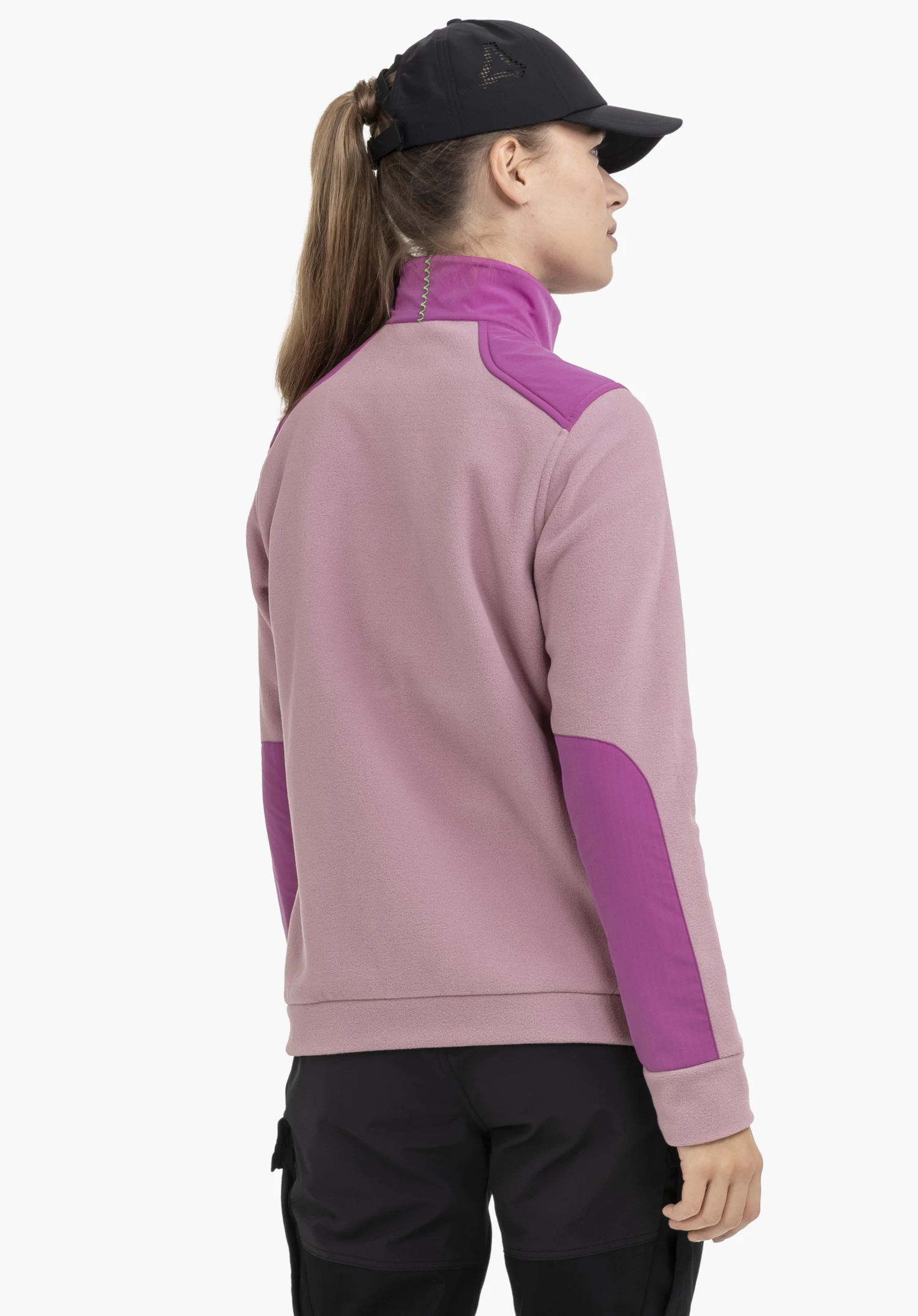 Fleece Jk Style Maghera WMN in rosa, shown from a rear view on a model standing sideways against a neutral background.