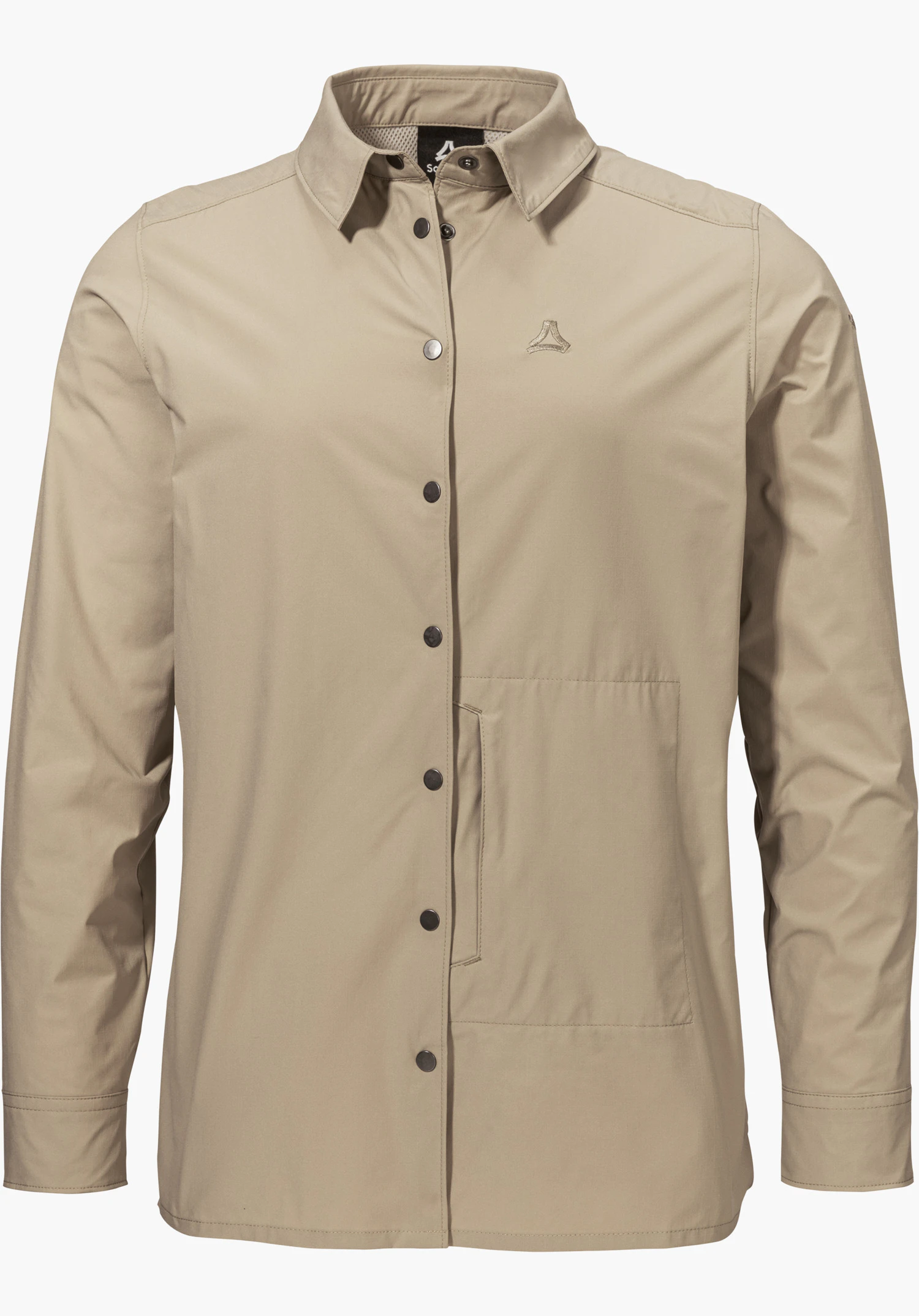 Blouse Style Maghera WMN en beige, un chemisier à manches longues avec une patte de boutonnage complète et un logo Schöffel sur la poitrine, détouré sur fond blanc.