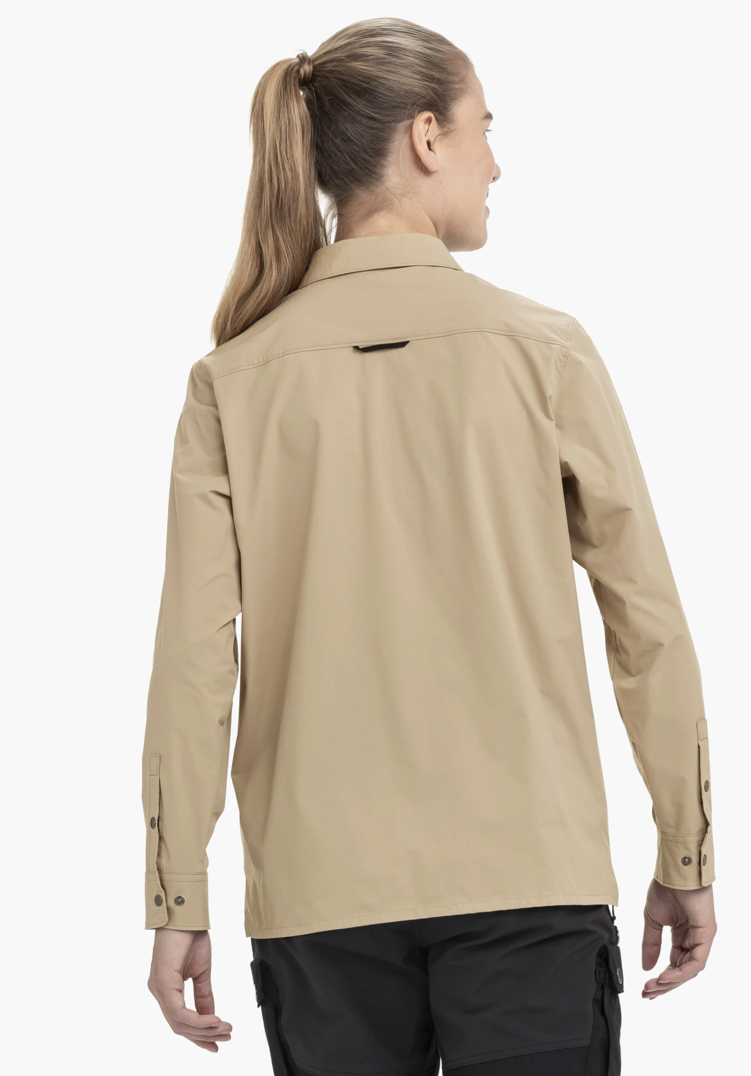 Blouse Style Maghera WMN en beige vue de dos avec le logo Schöffel visible au dos sur un fond neutre.