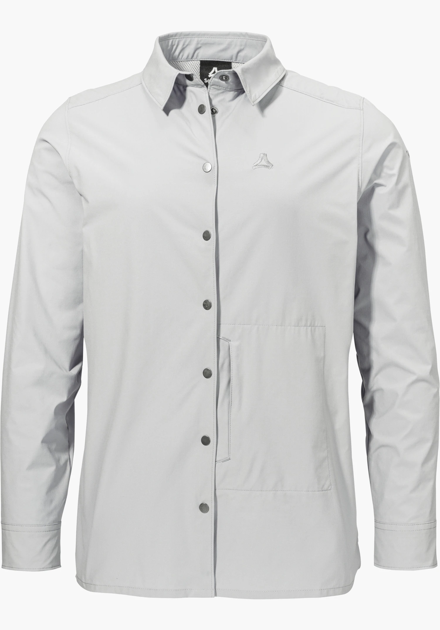 Blouse Style Maghera WMN est un chemisier gris à manches longues doté d'une patte de boutonnage et d'un discret logo Schöffel sur la poitrine gauche, détouré sur fond blanc.