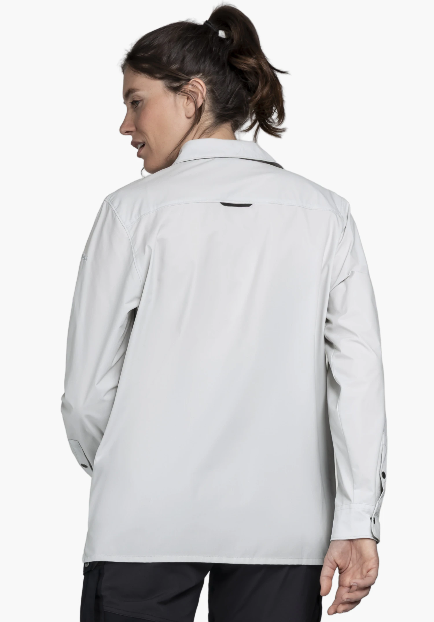 Blouse Style Maghera WMN en gris vue de dos sur un fond neutre, avec le logo Schöffel visible sur la manche.