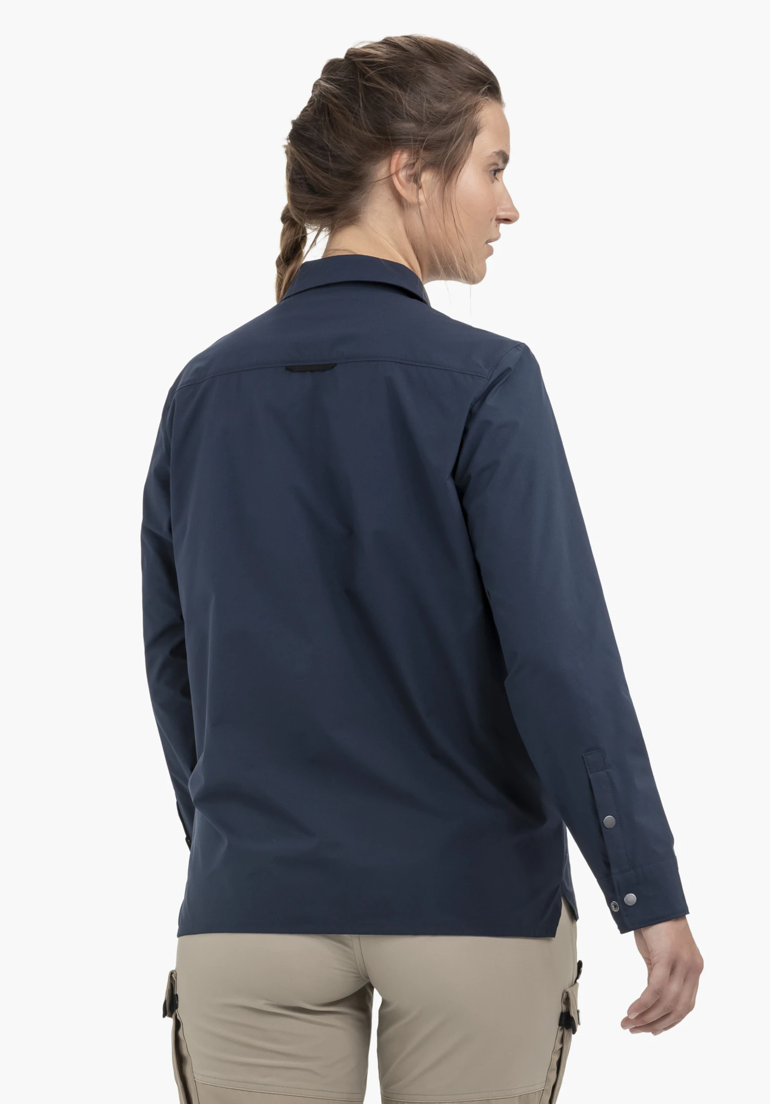 Blouse Style Maghera WMN in Blau in der Rückenansicht an einem Model vor neutralem Hintergrund.