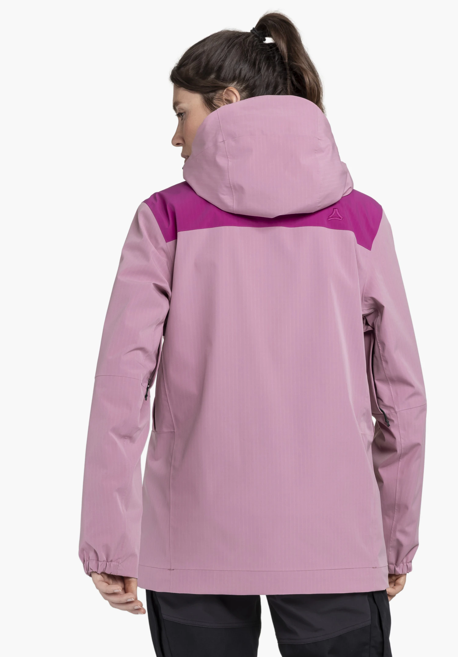 2L Jacket Style Maghera WMN in der Rückenansicht an einem Model vor neutralem Hintergrund, die rosa Jacke zeigt das Schöffel-Logo auf der rechten Schulterpartie.