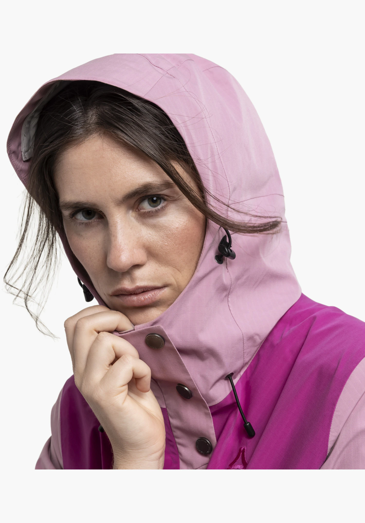 2L Jacket Style Maghera WMN in Rosa. Im Fokus der Detailansicht stehen der hochgeschlossene Kragen und die Kapuze mit schwarzen Kordelzügen, verstellbaren Stoppern, einer Leiste mit metallischen Druckknöpfen sowie das dezent platzierte Schöffel-Logo auf dem Stoff. Nahaufnahme vor weißem/neutralem Hintergrund.
