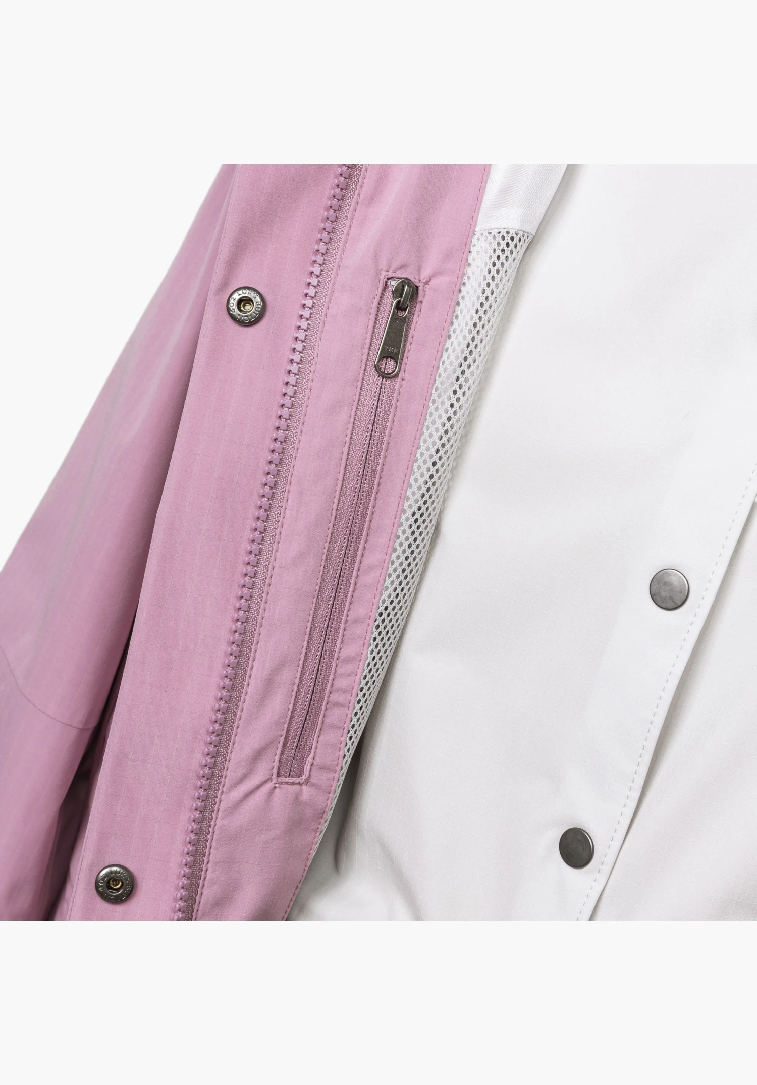 2L Jacket Style Maghera WMN zeigt den rosafarbenen Frontreißverschluss, metallene Druckknöpfe und eine innenliegende Reißverschlusstasche am hellen Mesh-Futter, Nahaufnahme vor weißem/neutralem Hintergrund.