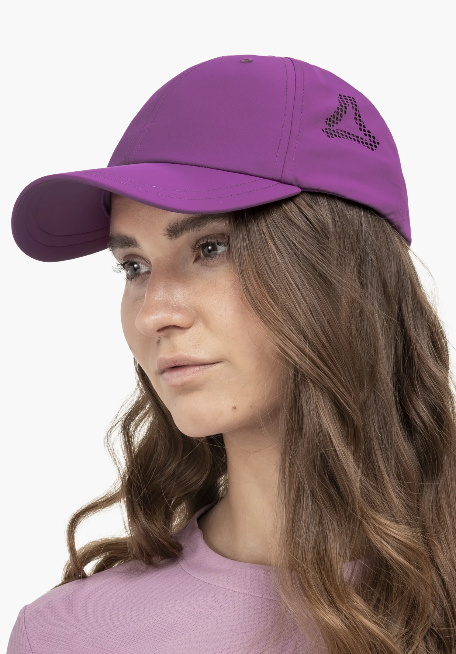 Cap Style Migandi WMN in stralend roze, gedragen door een model in halfprofiel tegen een neutrale achtergrond. Het subtiele Schöffel-logo is aan de zijkant van de pet geplaatst.