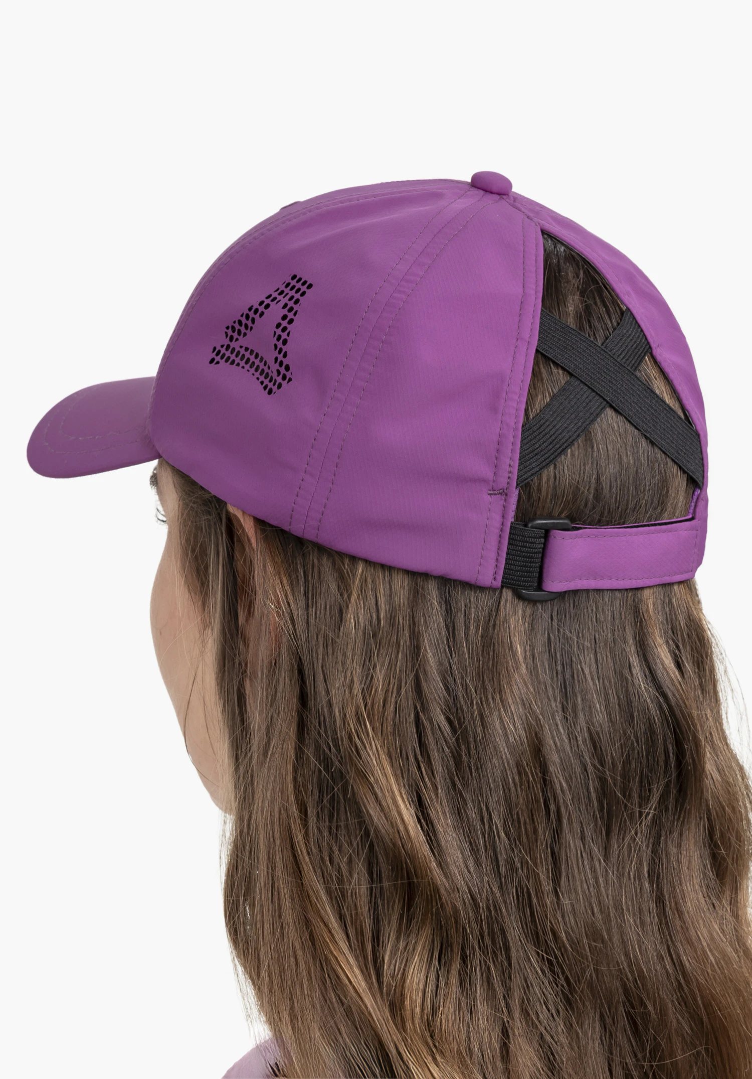 Cap Style Migandi WMN in roze. De weergave toont een persoon vanaf de achterkant die de pet draagt, met focus op de kenmerkende opening voor een paardenstaart en het Schöffel-logo aan de zijkant. De opname is gemaakt tegen een neutrale achtergrond.