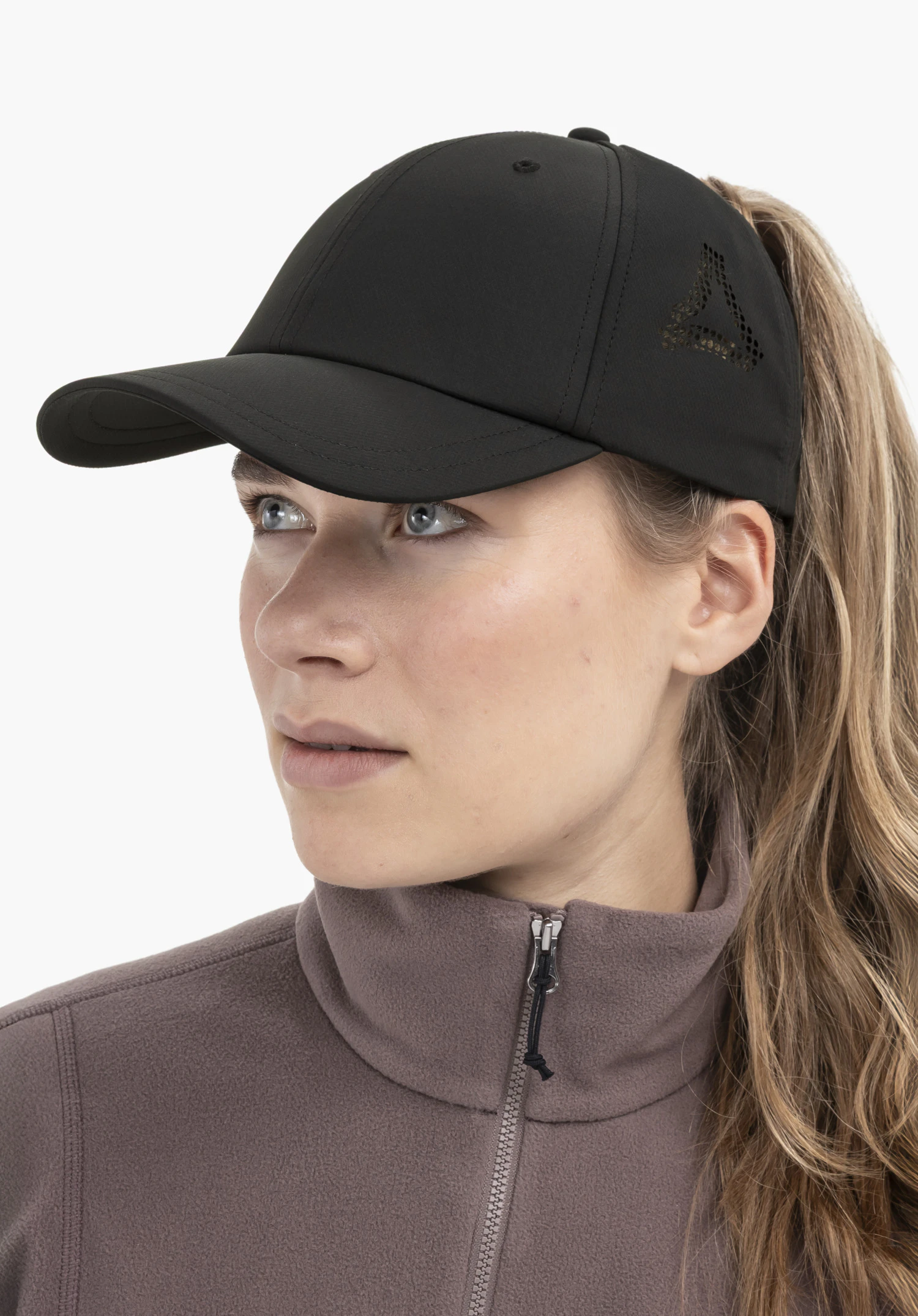 Cap Style Migandi WMN in Schwarz. Das Model ist im Profil zu sehen und blickt nach links, während es die Kappe vor einem neutralen Hintergrund trägt. Seitlich an der Kappe ist das Schöffel-Logo als dezentes Detail erkennbar.